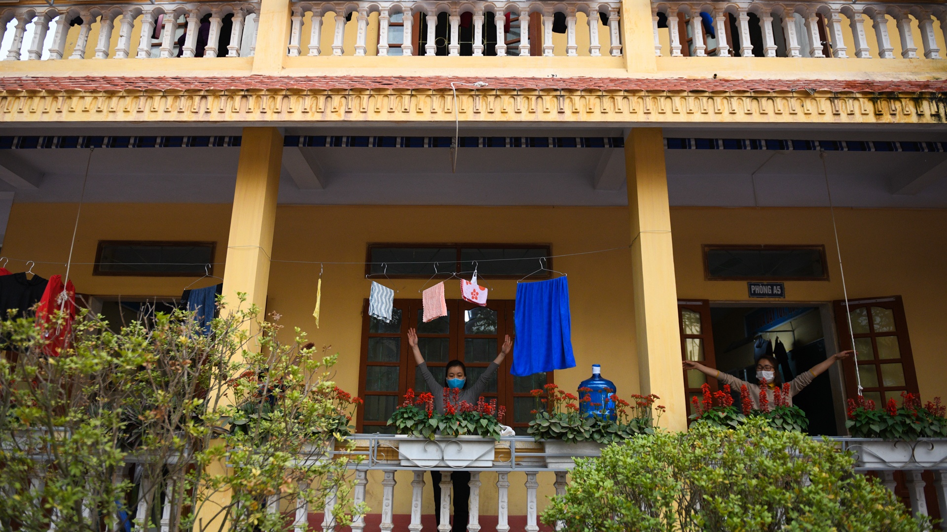 hoc sinh cach ly tap trung anh 33