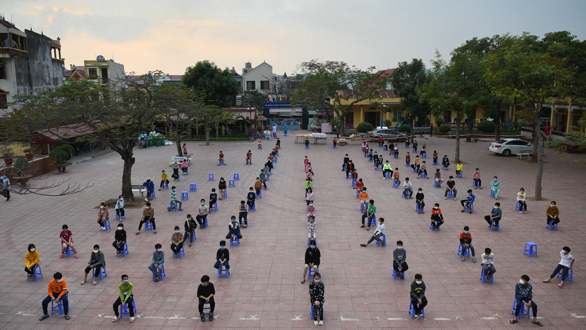 hoc sinh cach ly tap trung anh 3