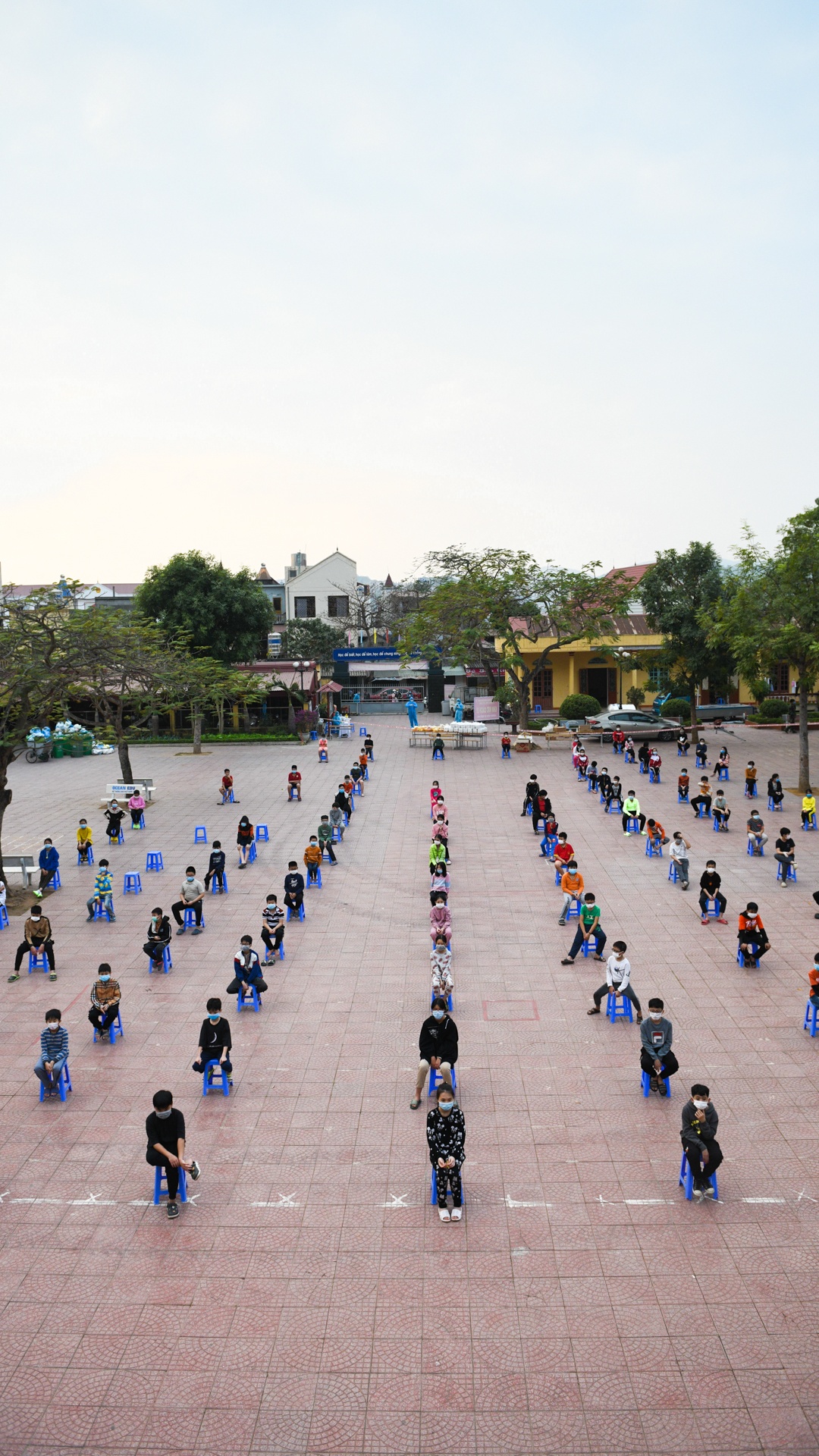 hoc sinh cach ly tap trung anh 4