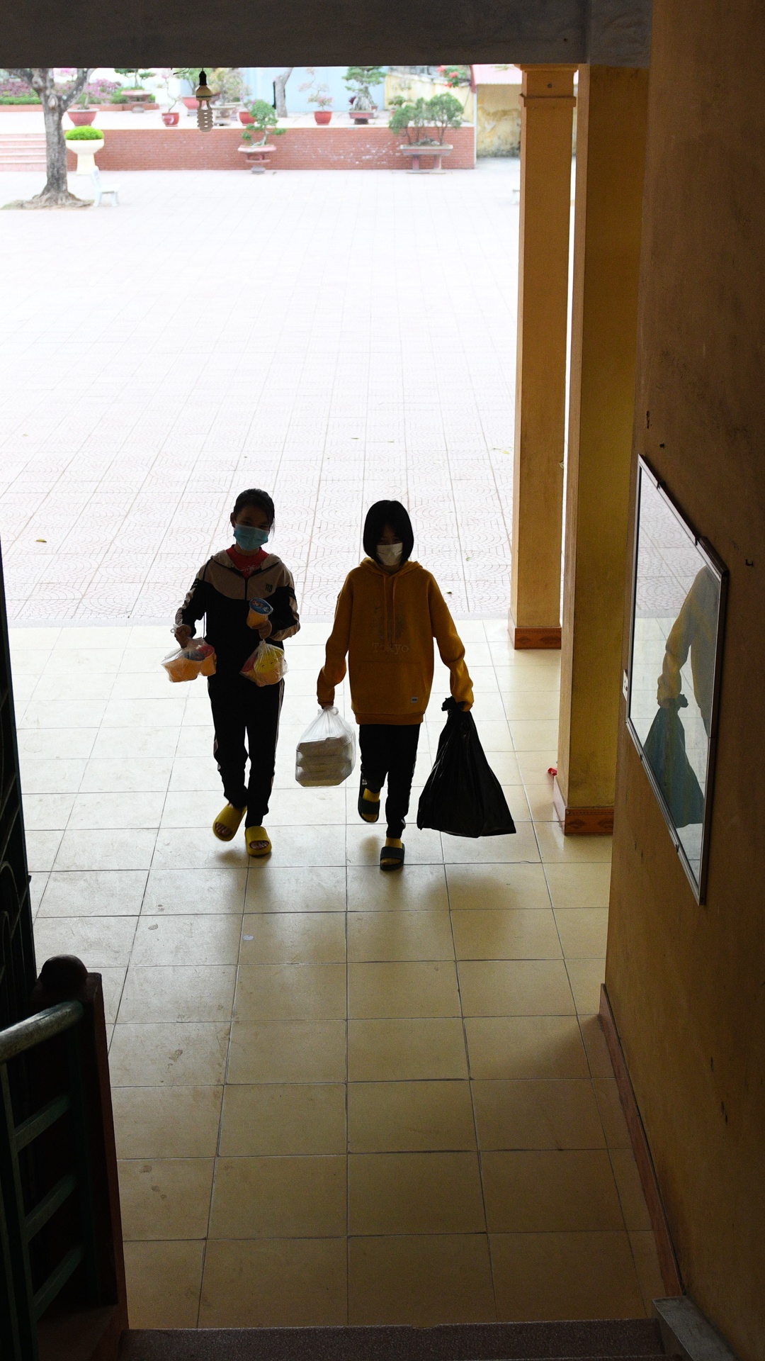 hoc sinh cach ly tap trung anh 20