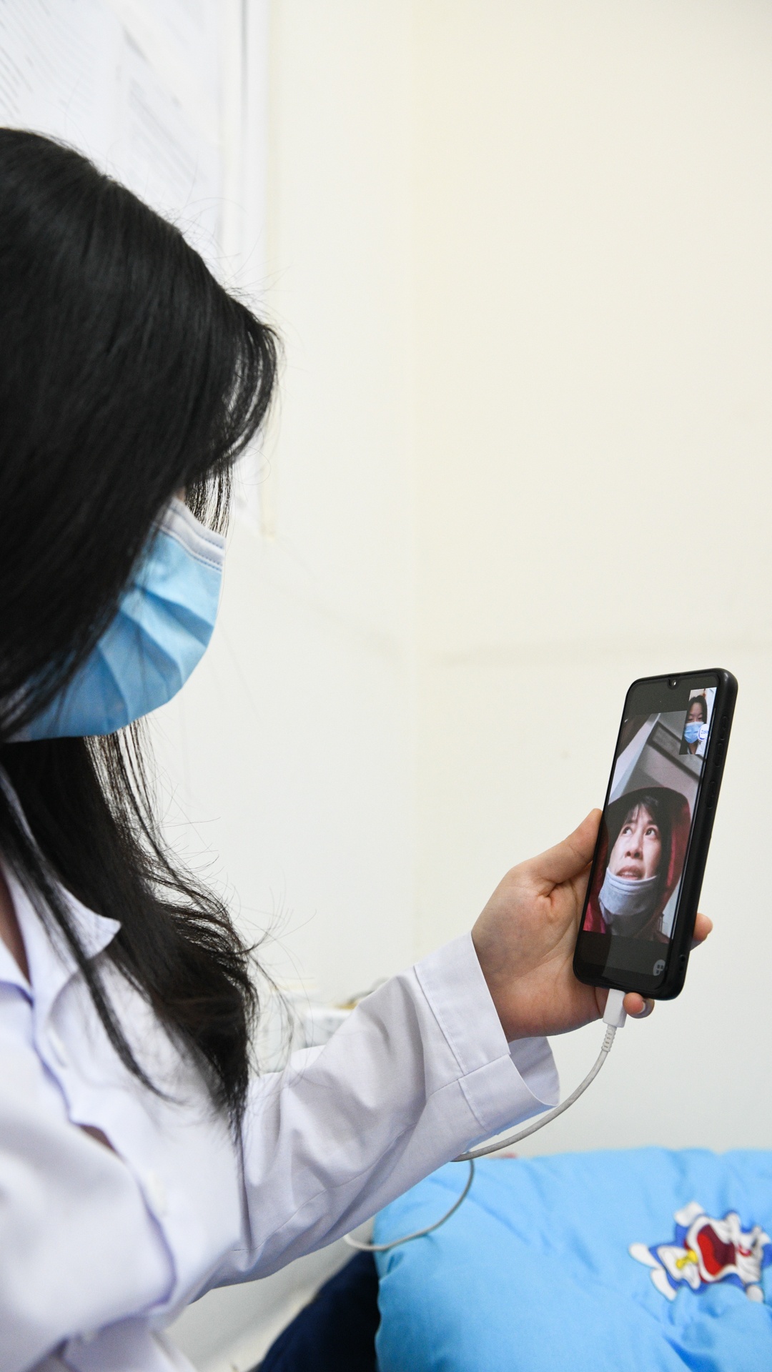 Sinh vien y te,  an tet trong khu cach ly anh 44