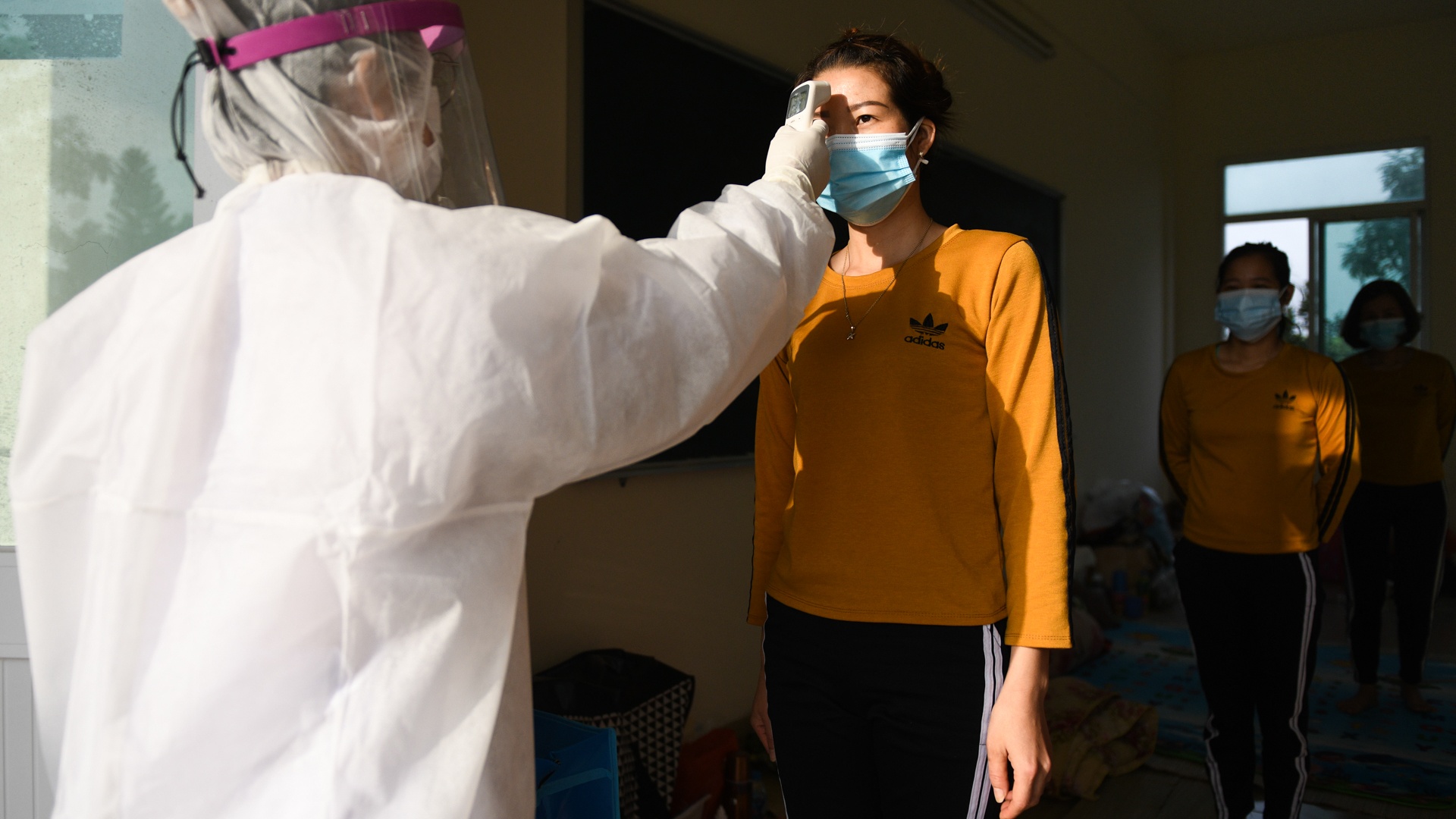 Sinh vien y te,  an tet trong khu cach ly anh 11