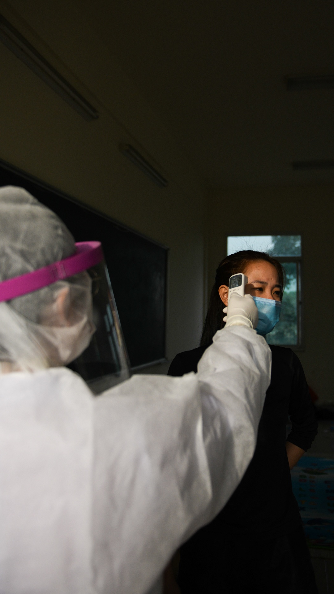 Sinh vien y te,  an tet trong khu cach ly anh 12