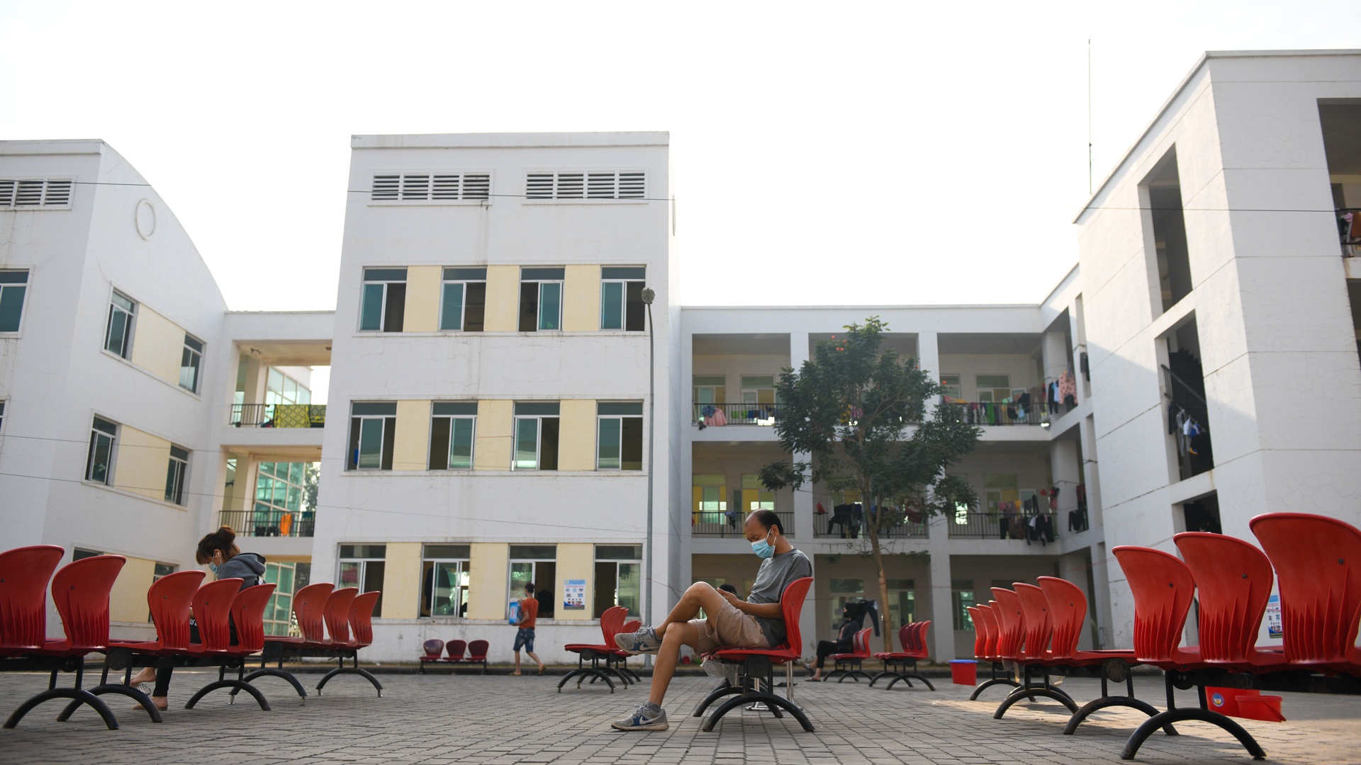 Sinh vien y te,  an tet trong khu cach ly anh 17