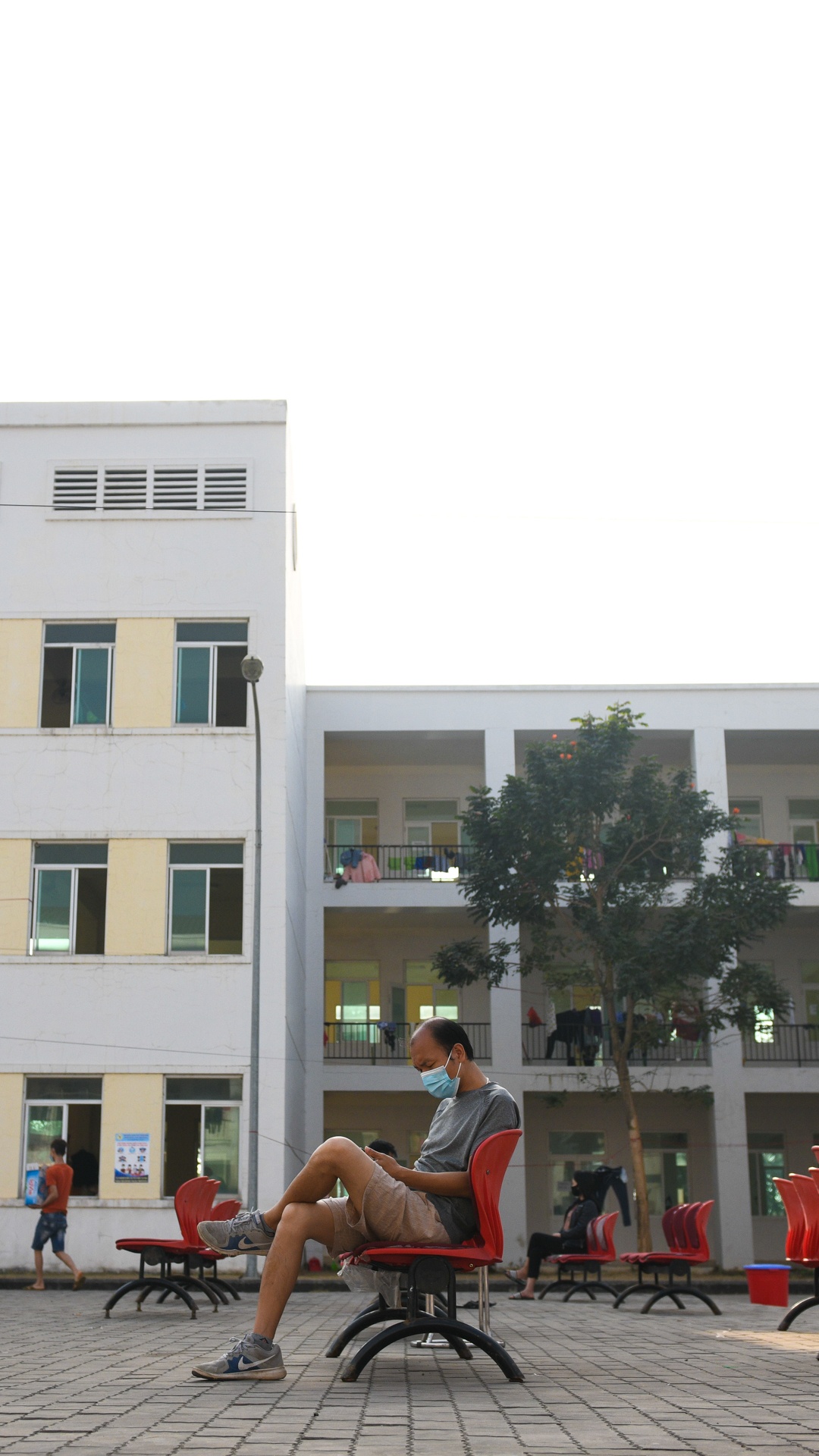 Sinh vien y te,  an tet trong khu cach ly anh 18