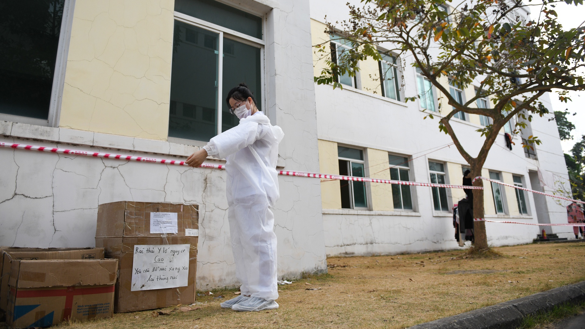 Sinh vien y te,  an tet trong khu cach ly anh 19