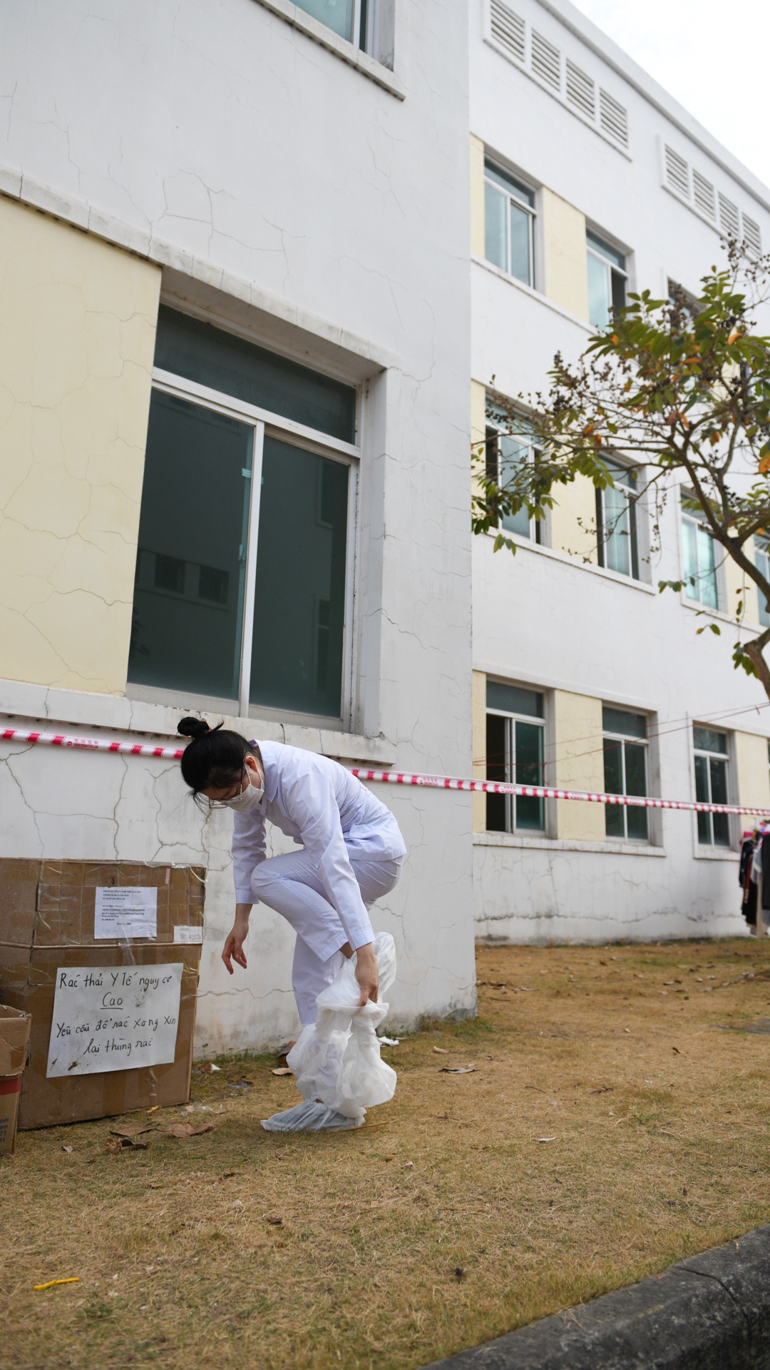 Sinh vien y te,  an tet trong khu cach ly anh 20