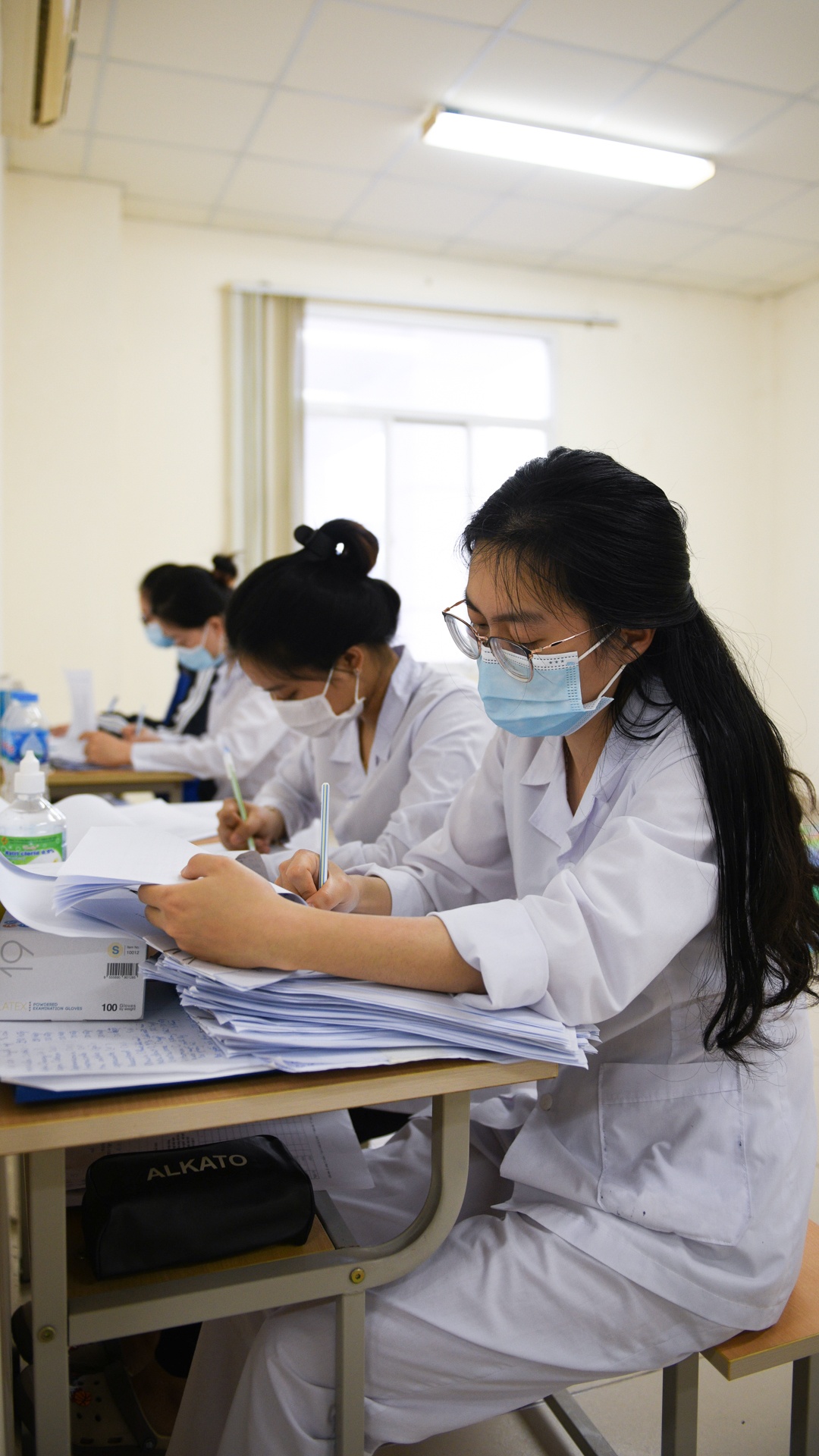 Sinh vien y te,  an tet trong khu cach ly anh 4