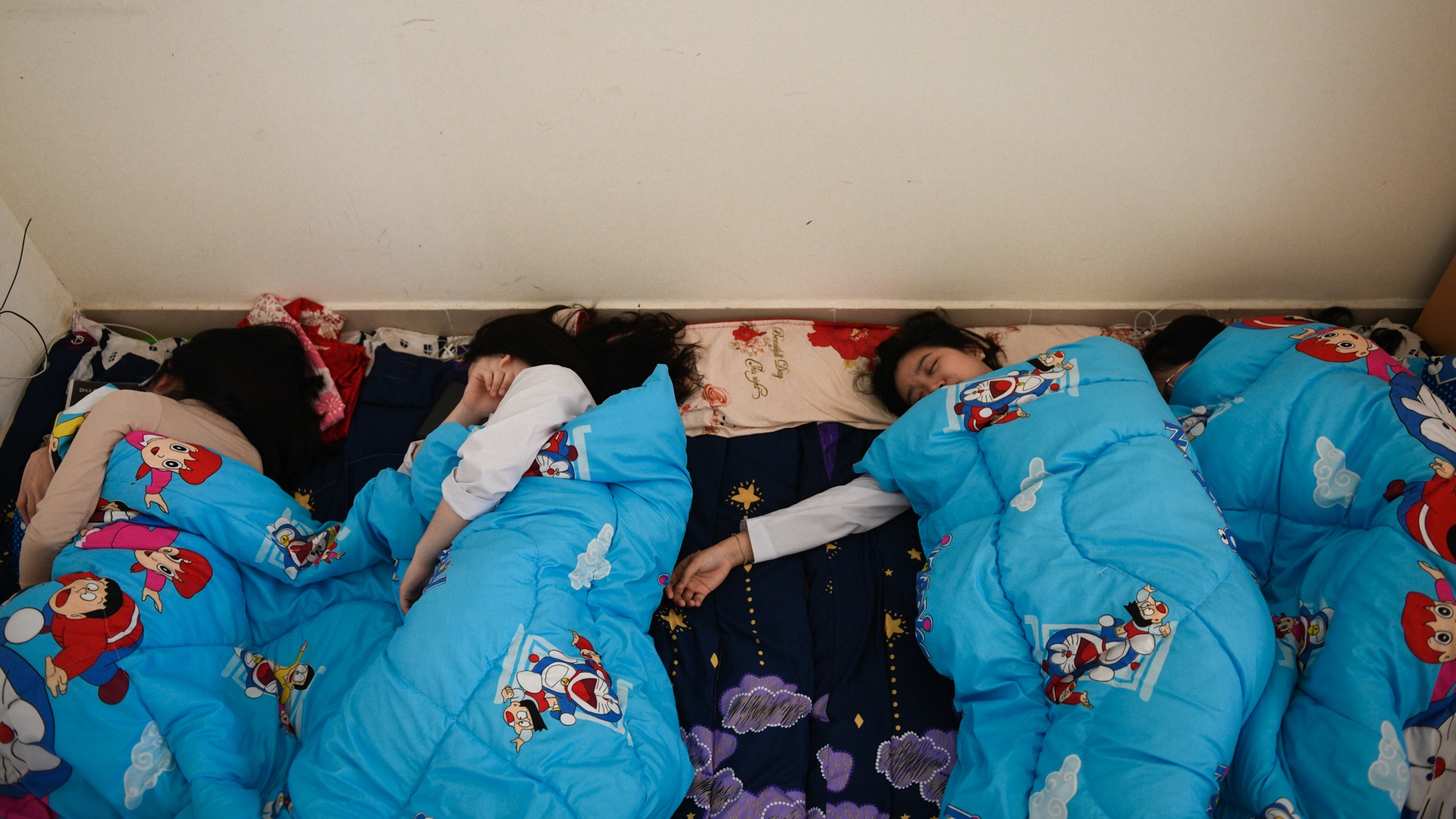 Sinh vien y te,  an tet trong khu cach ly anh 27