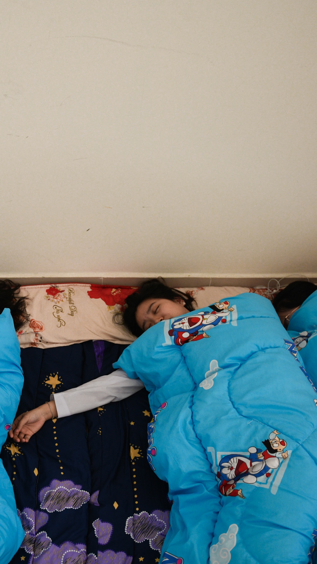 Sinh vien y te,  an tet trong khu cach ly anh 28