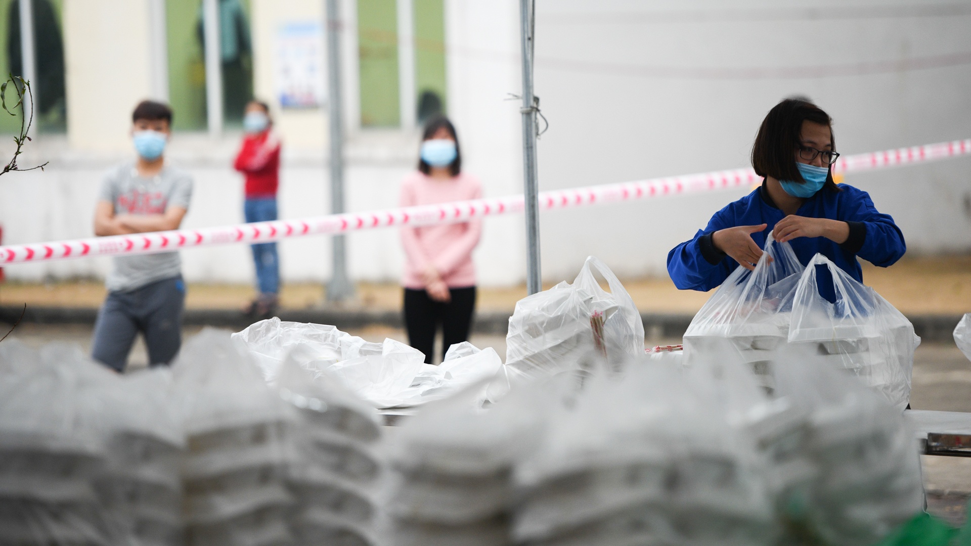 Sinh vien y te,  an tet trong khu cach ly anh 31