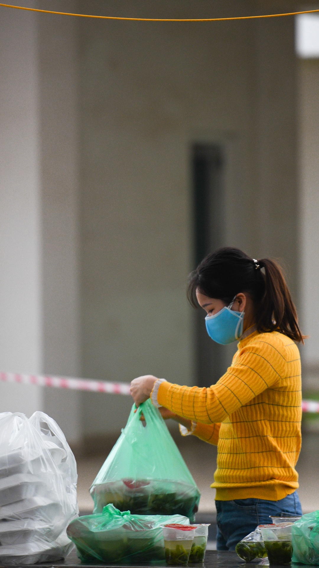 Sinh vien y te,  an tet trong khu cach ly anh 32