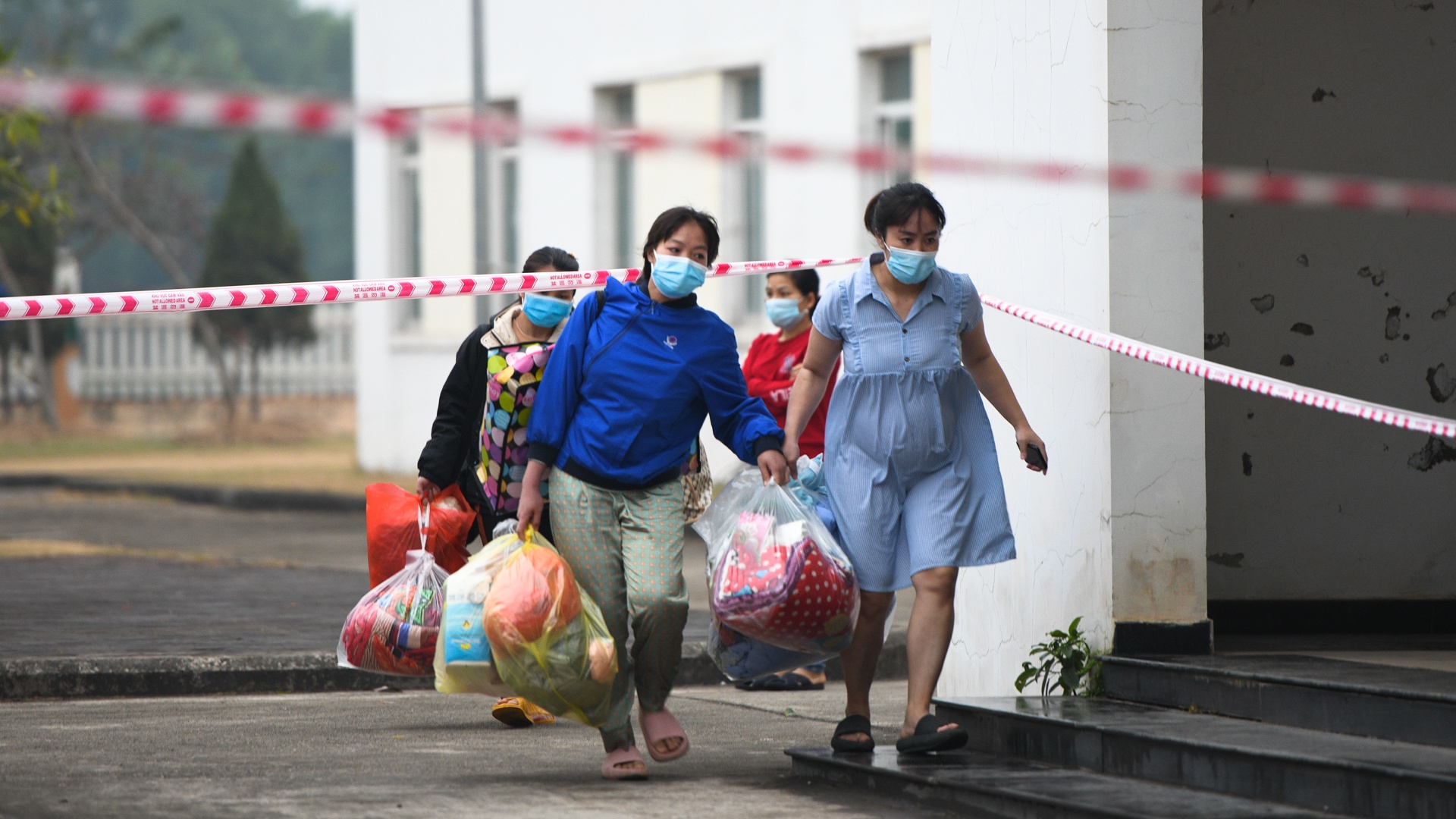 Sinh vien y te,  an tet trong khu cach ly anh 33