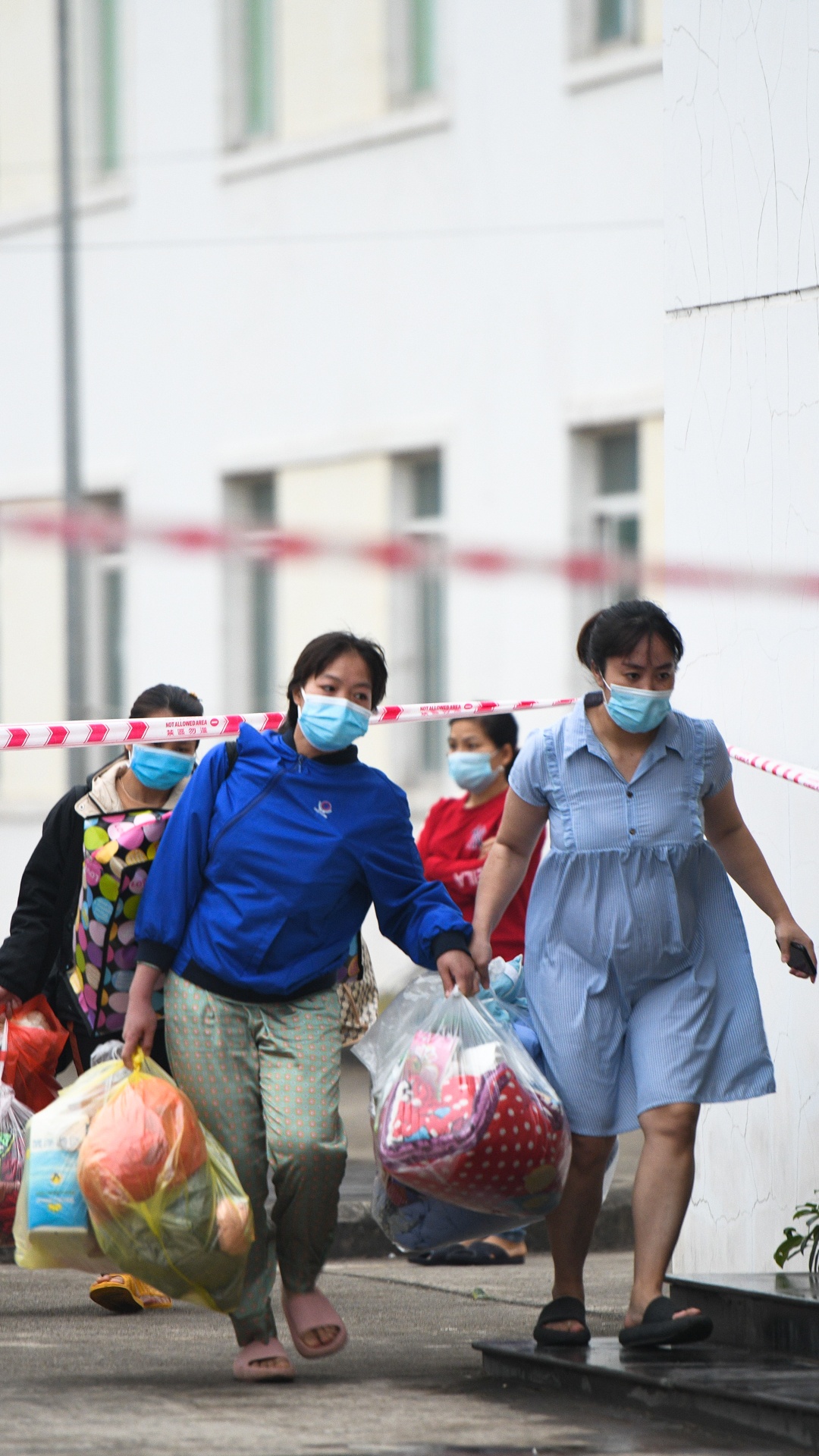 Sinh vien y te,  an tet trong khu cach ly anh 34