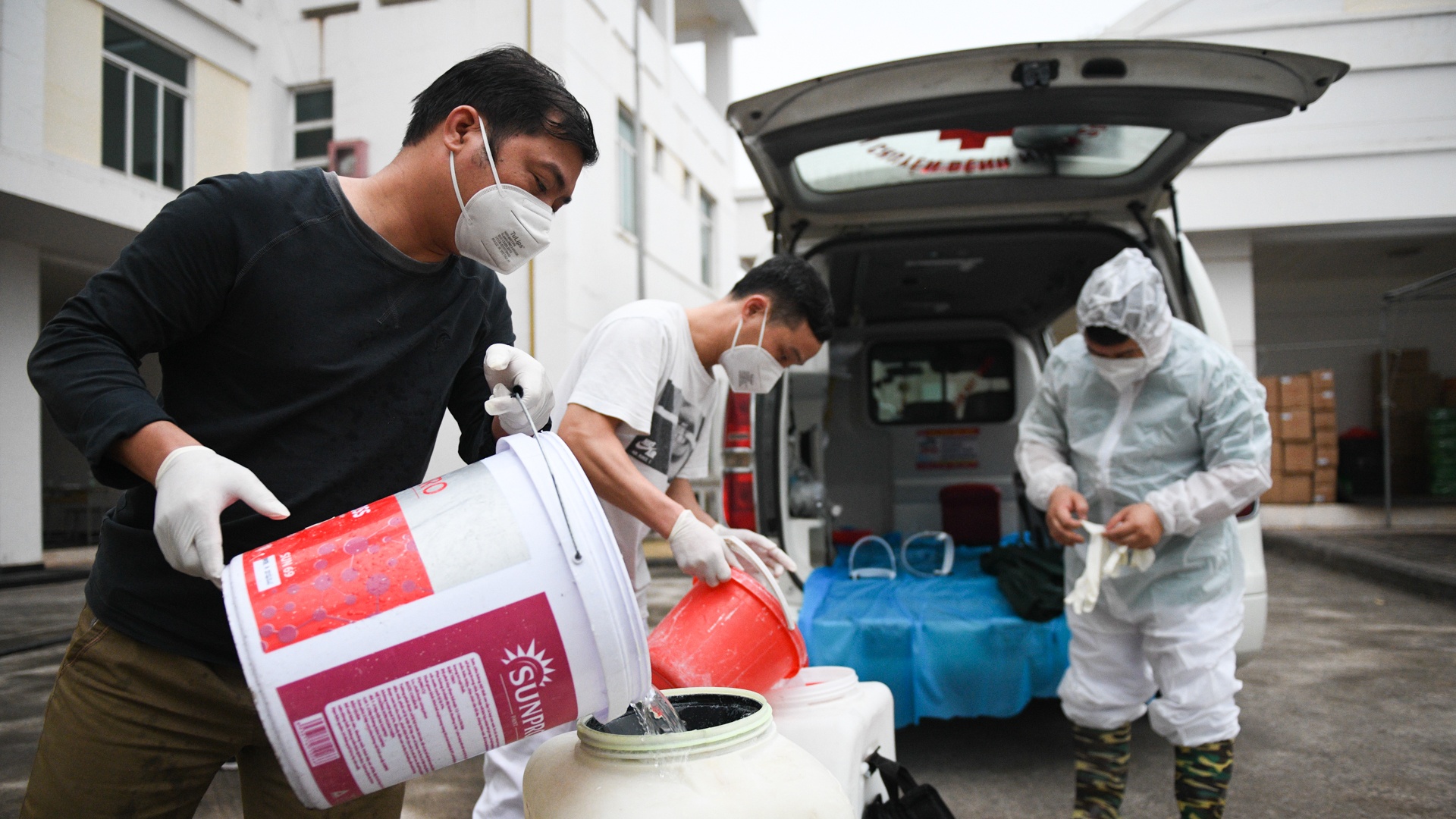 Sinh vien y te,  an tet trong khu cach ly anh 35