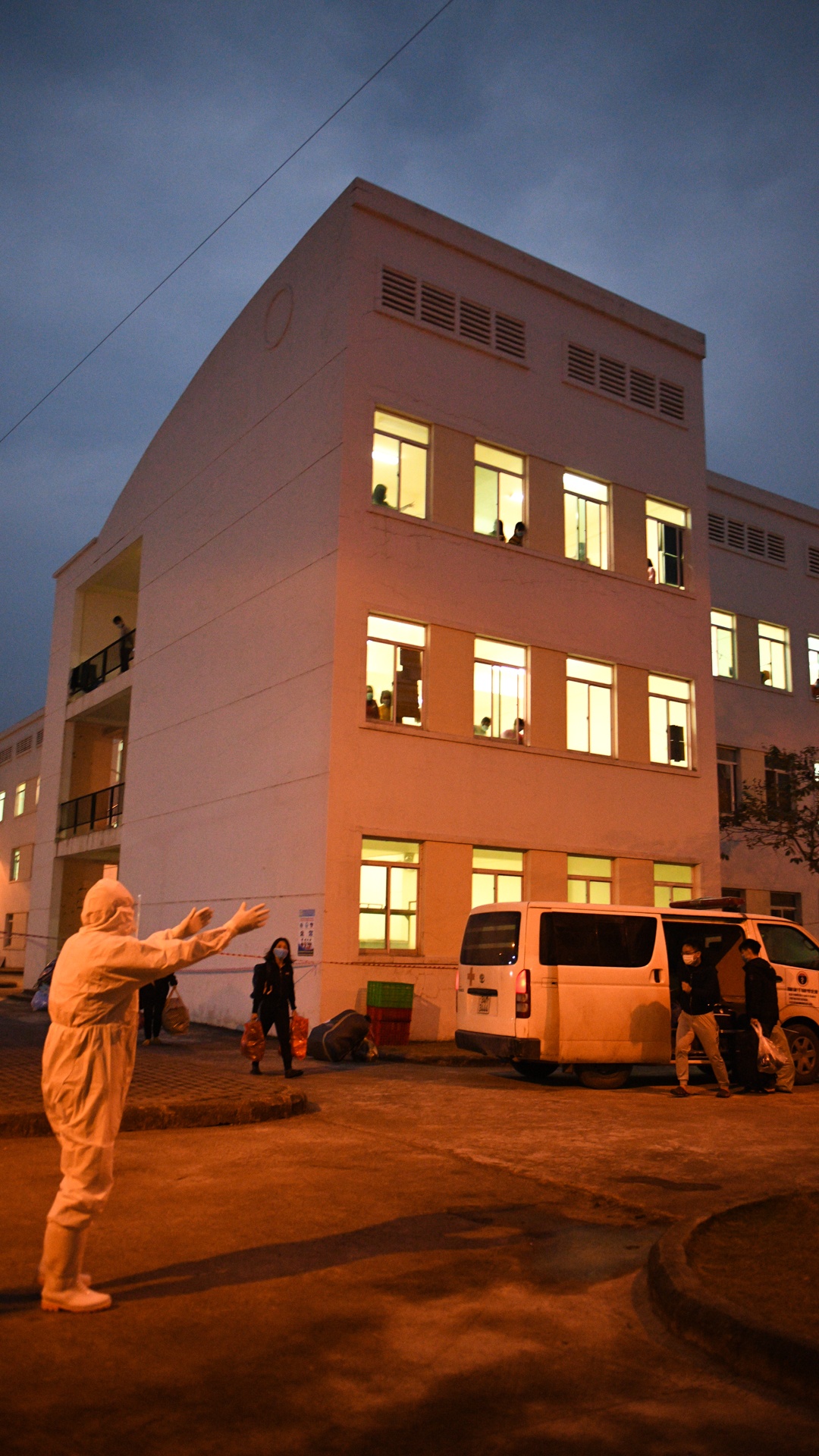 Sinh vien y te,  an tet trong khu cach ly anh 40