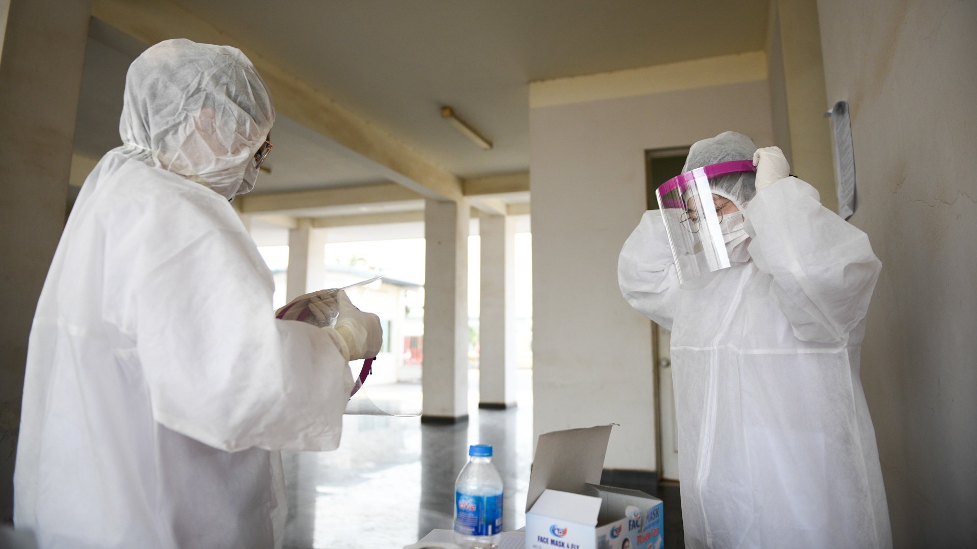 Sinh vien y te,  an tet trong khu cach ly anh 7