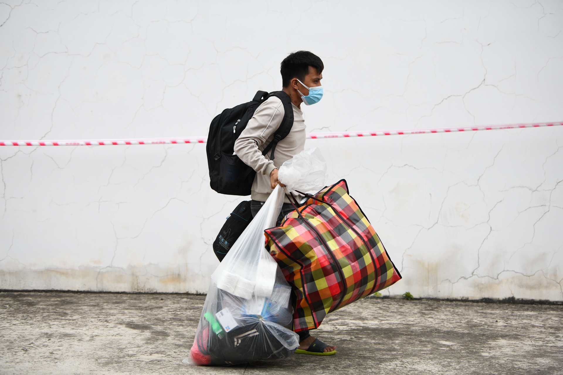 Di doi cong nhan trong khu cach ly anh 6