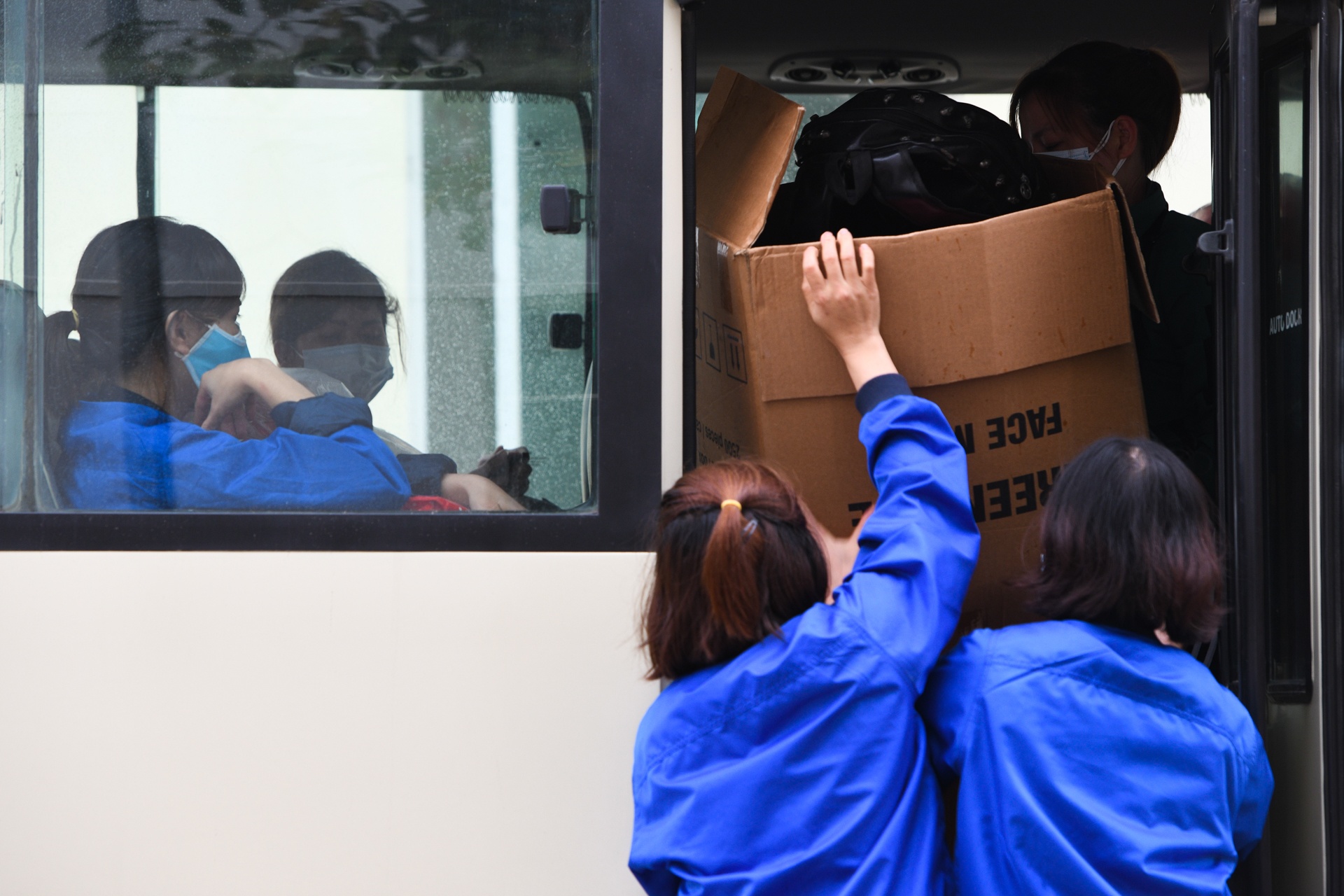 Di doi cong nhan trong khu cach ly anh 2