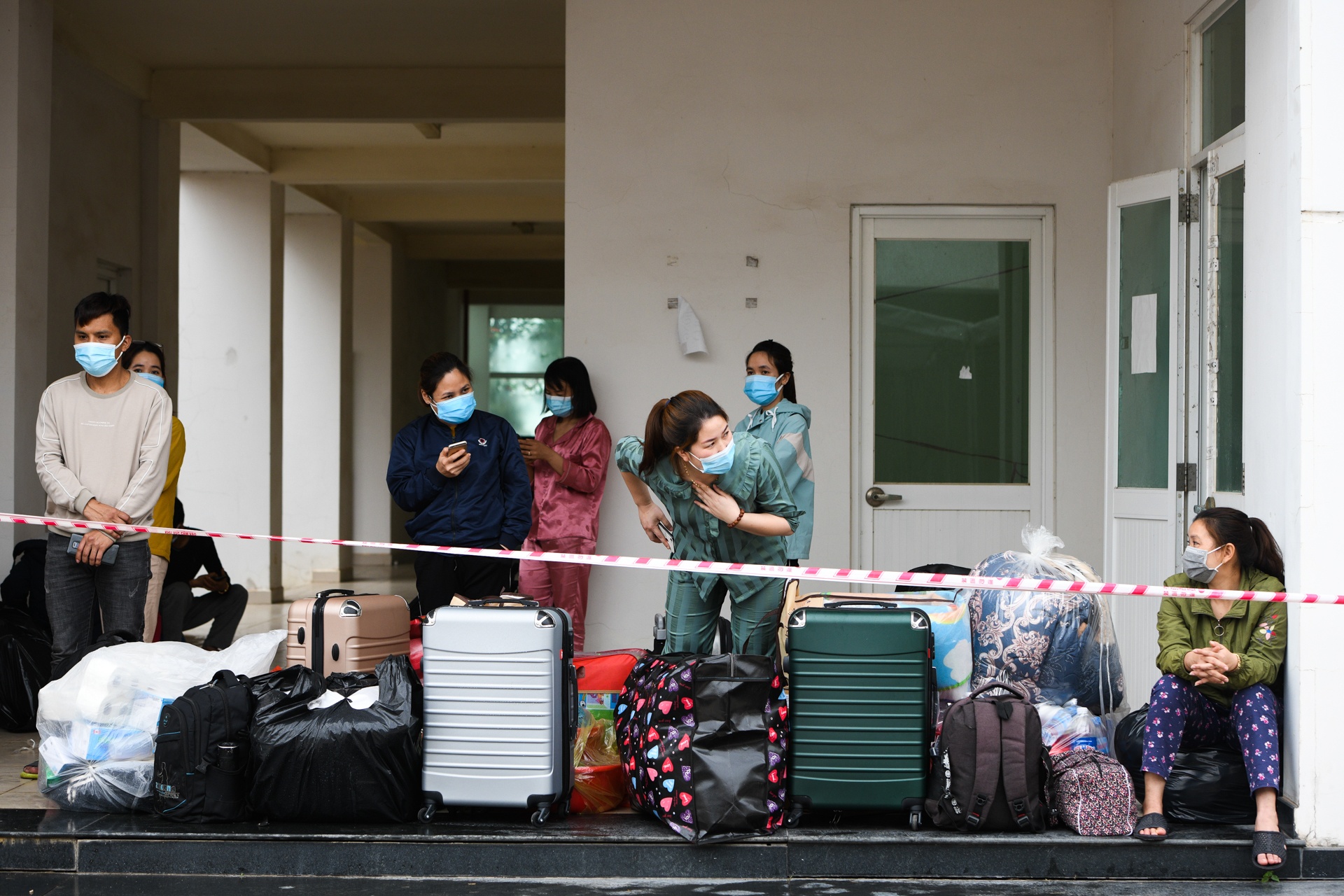 Di doi cong nhan trong khu cach ly anh 1