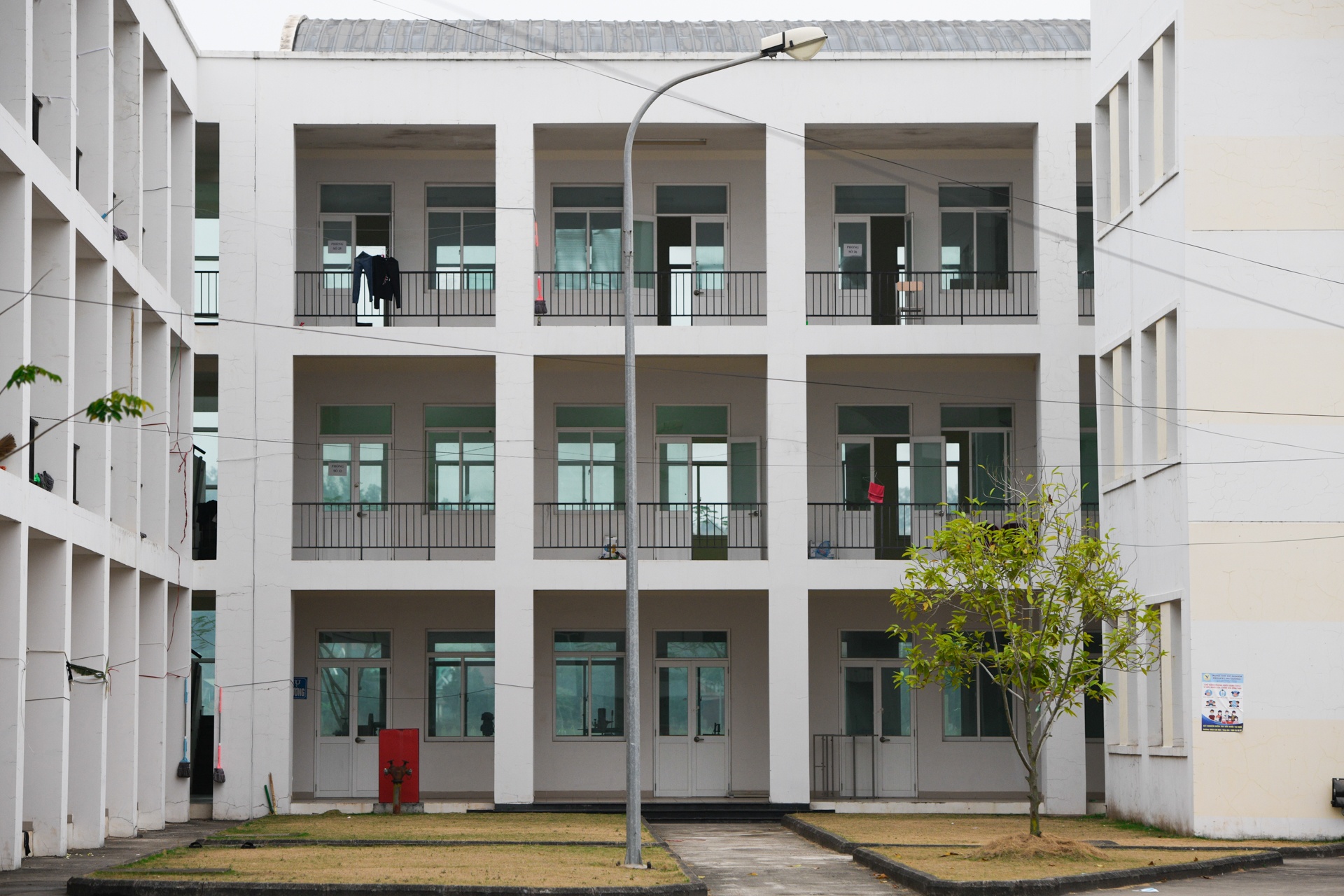 Di doi cong nhan trong khu cach ly anh 7