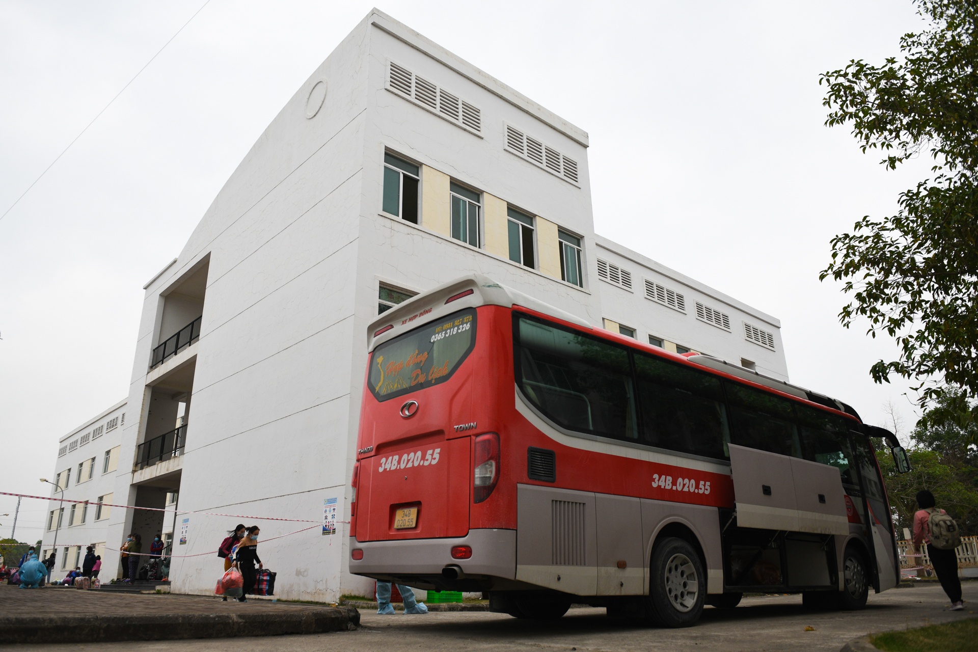 Di doi cong nhan trong khu cach ly anh 8