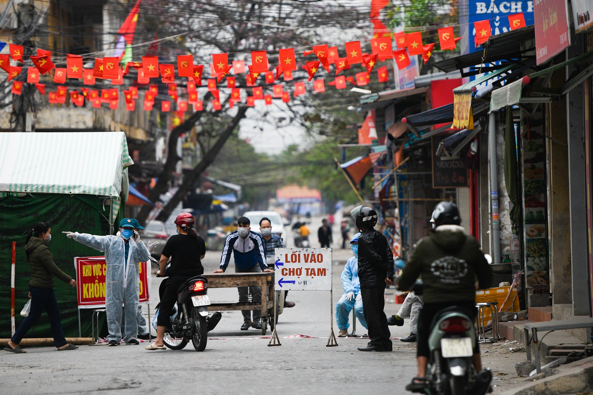 nguoi dan di cho bang the noi tam dich anh 4