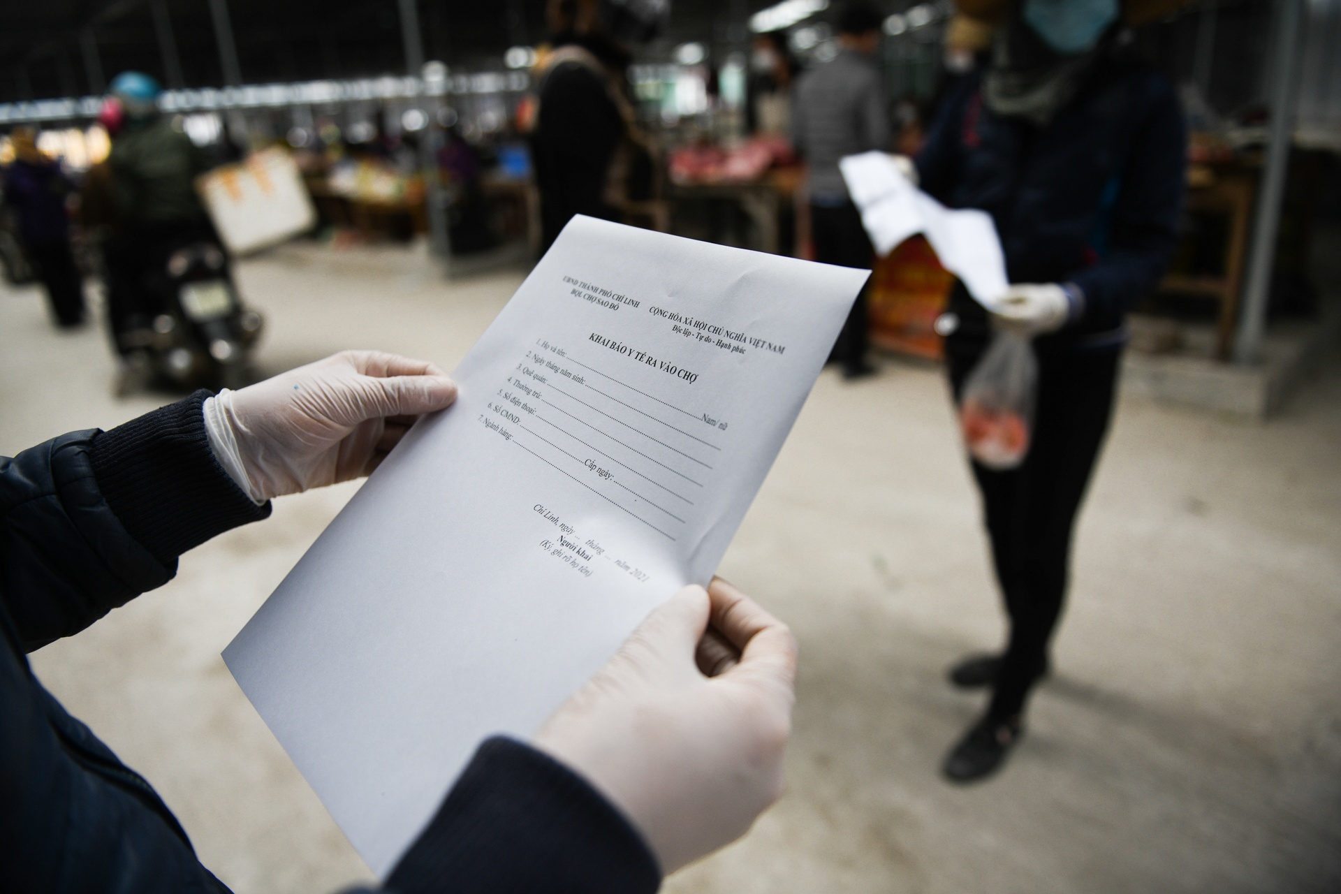 nguoi dan di cho bang the noi tam dich anh 8