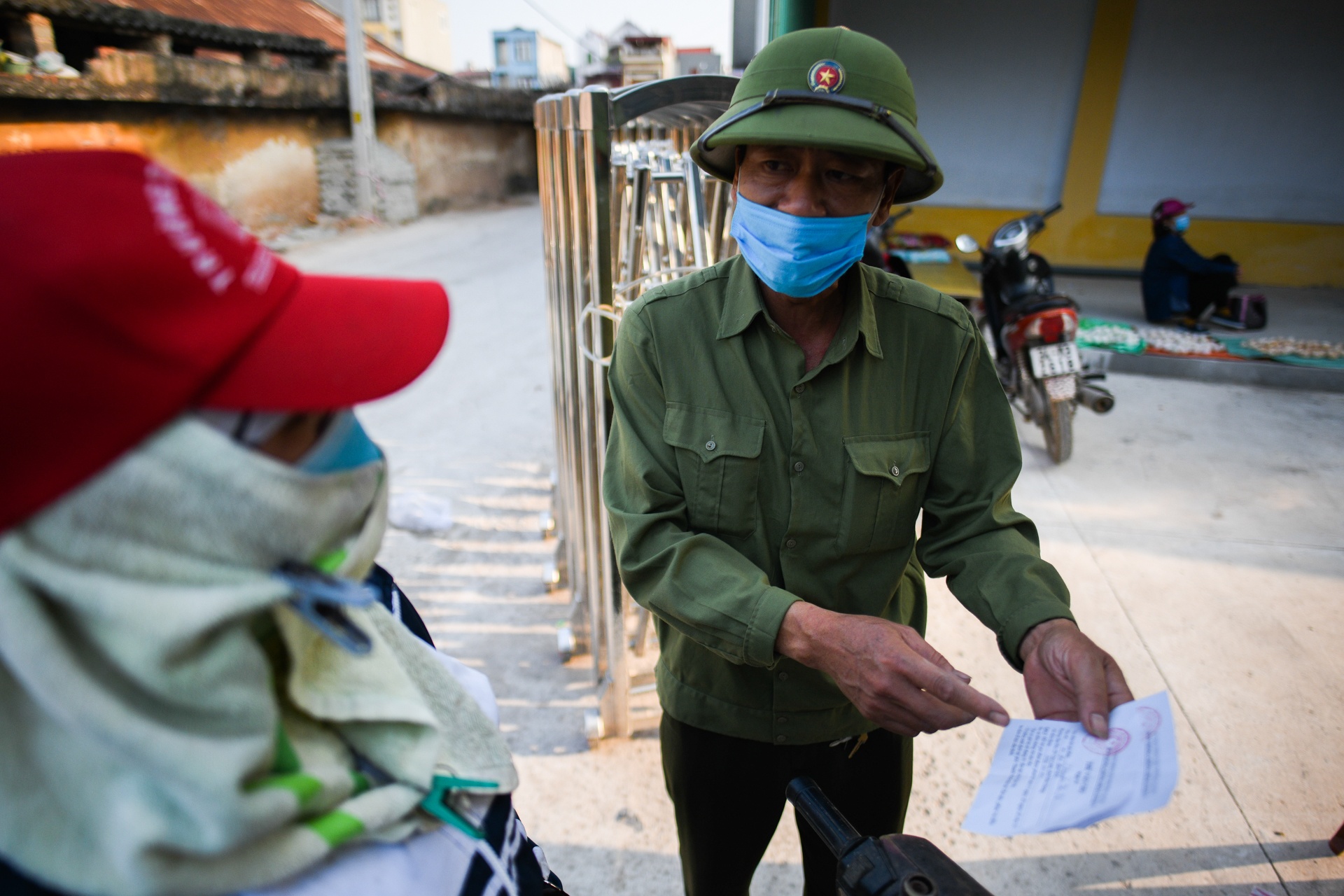 nguoi dan di cho bang the noi tam dich anh 5