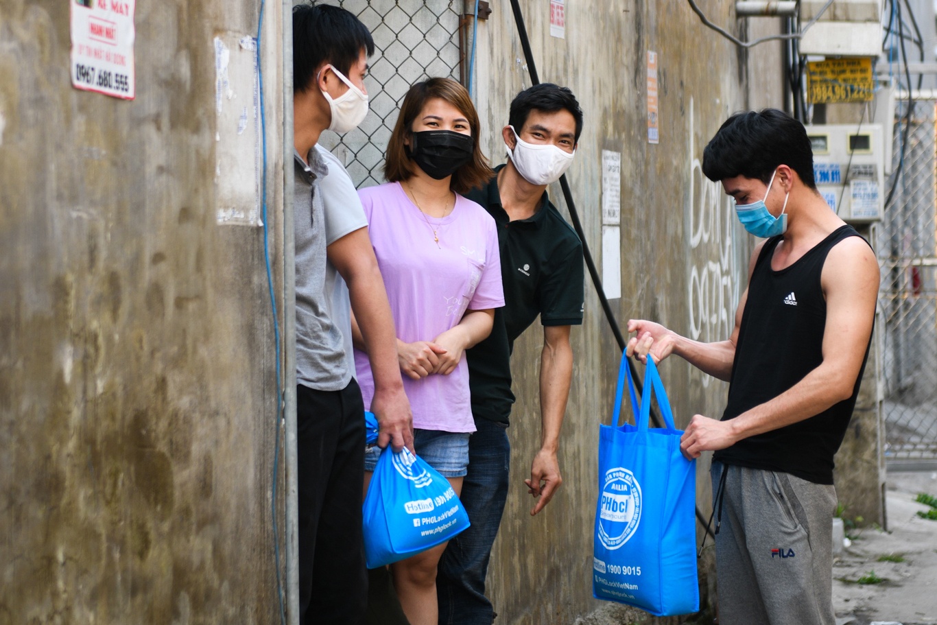 Cong nhan ket lai o Hai Duong nhan gao cuu tro hinh anh