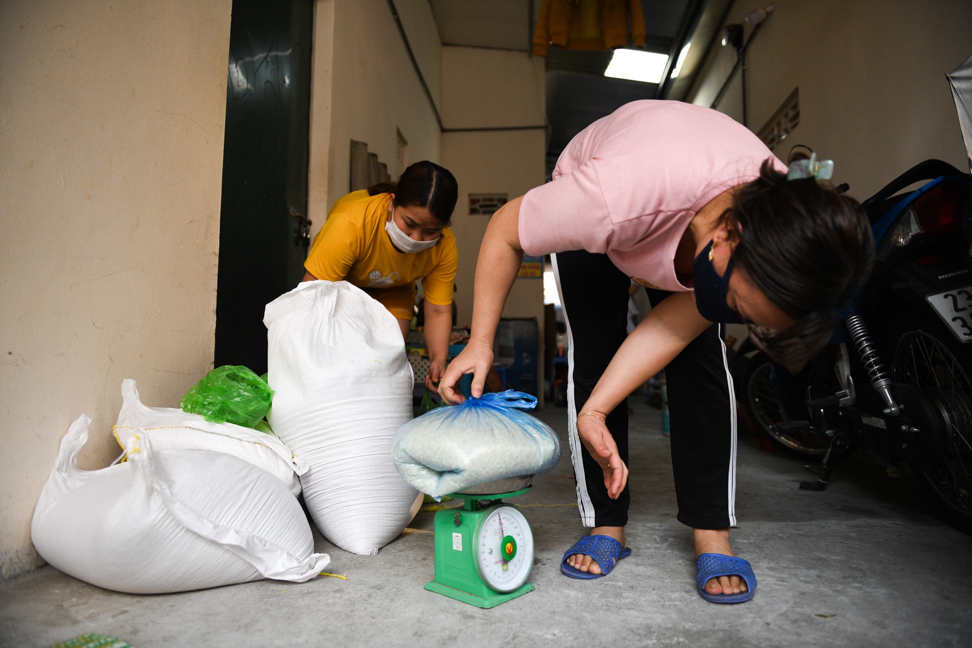 cuu tro gao cho cong nhan Hai Duong anh 8