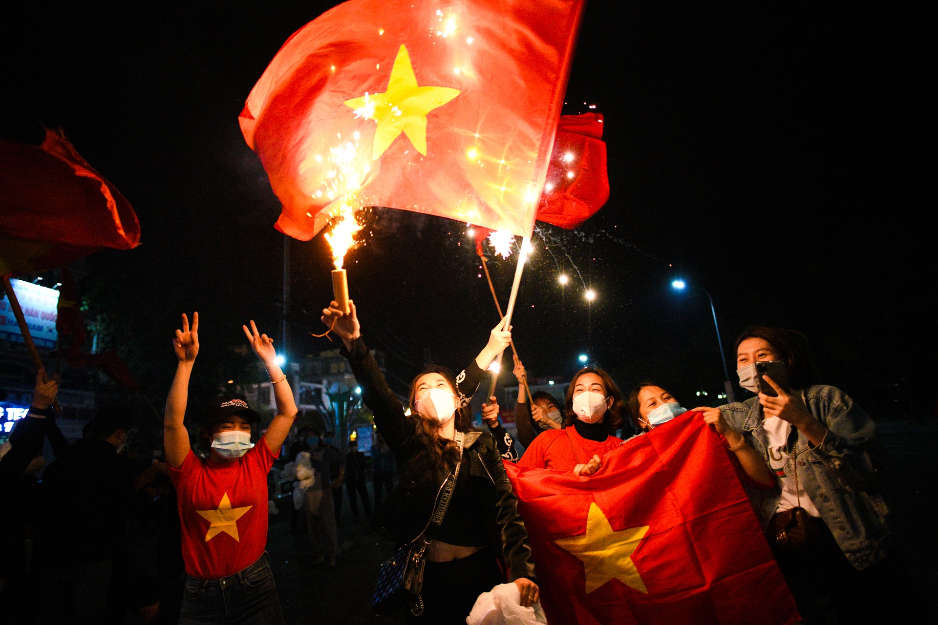 Nguoi dan Chi Linh vui mung trong thoi khac do bo phong toa hinh anh