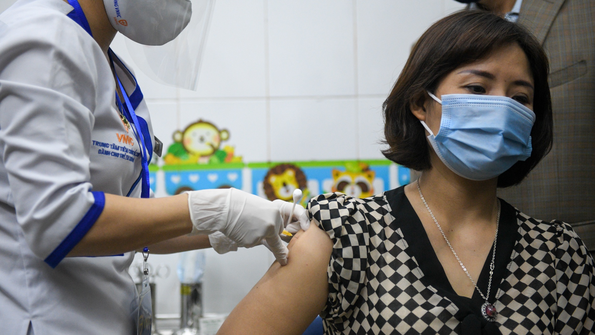 Tiêm chủng vaccine Covid-19 tại Hải Dương ảnh 25 Tiem chung vaccine Covid-19 tai Hai Duong anh 25