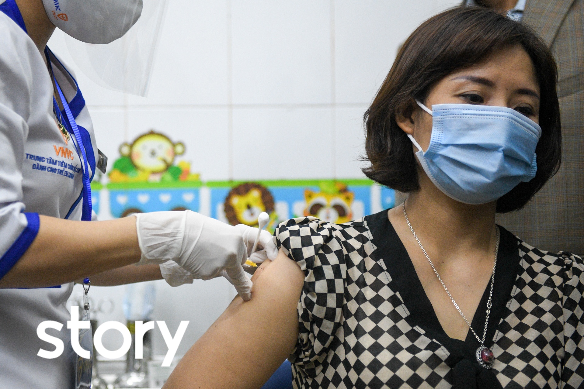 Toi di tiem vaccine Covid-19 hinh anh