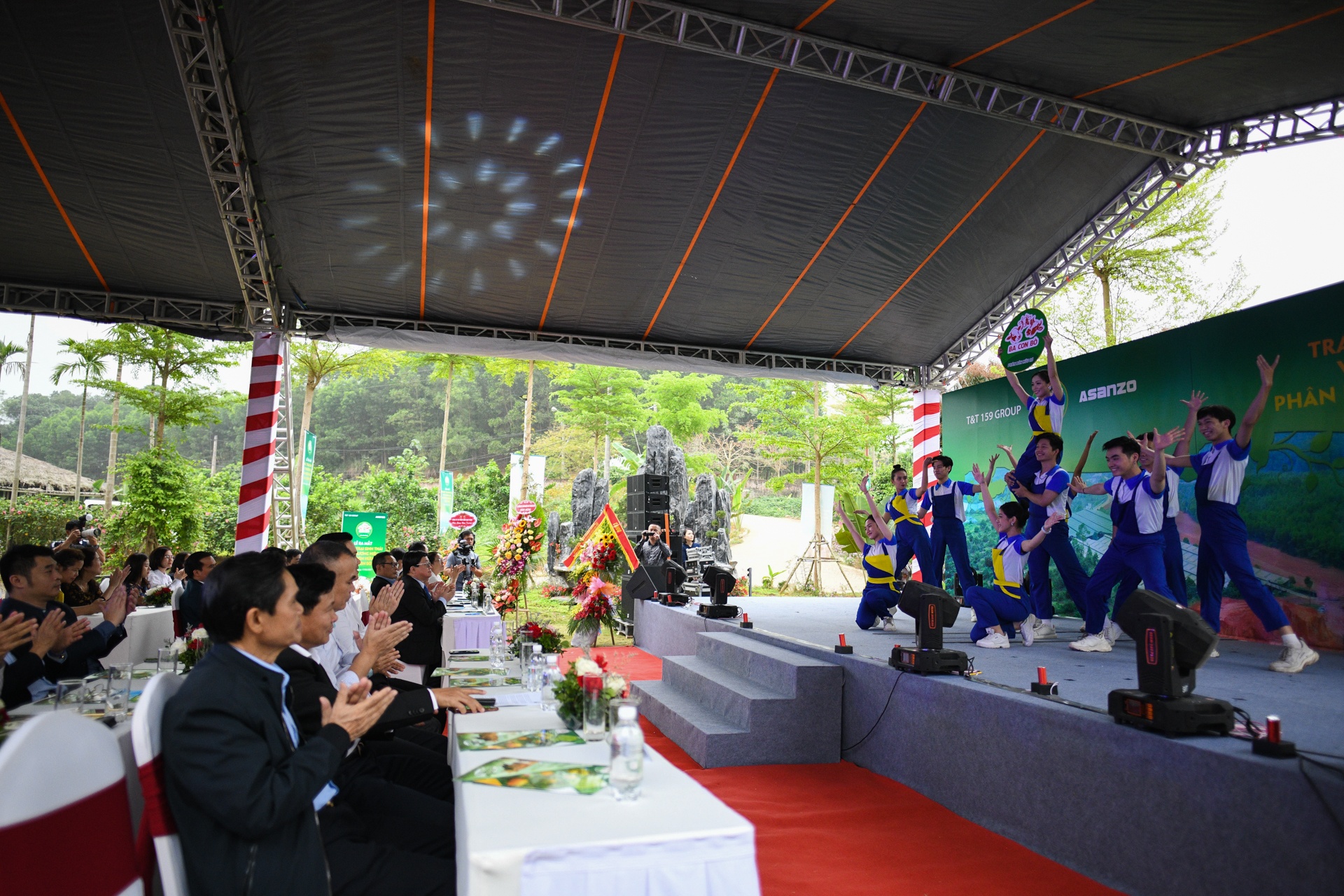 CEO Pham Van Tam ra mat phan bon huu co anh 1