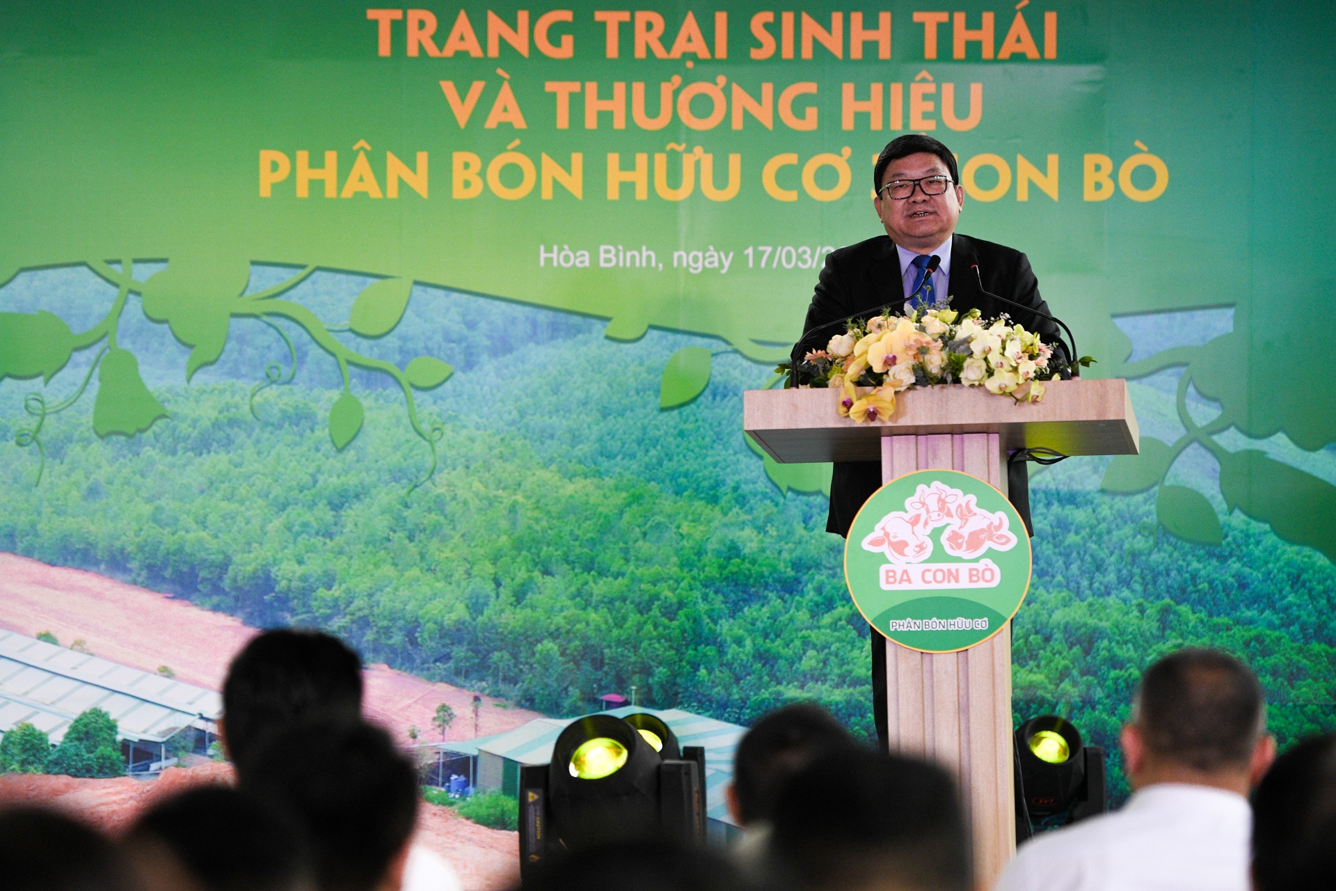 CEO Pham Van Tam ra mat phan bon huu co anh 2