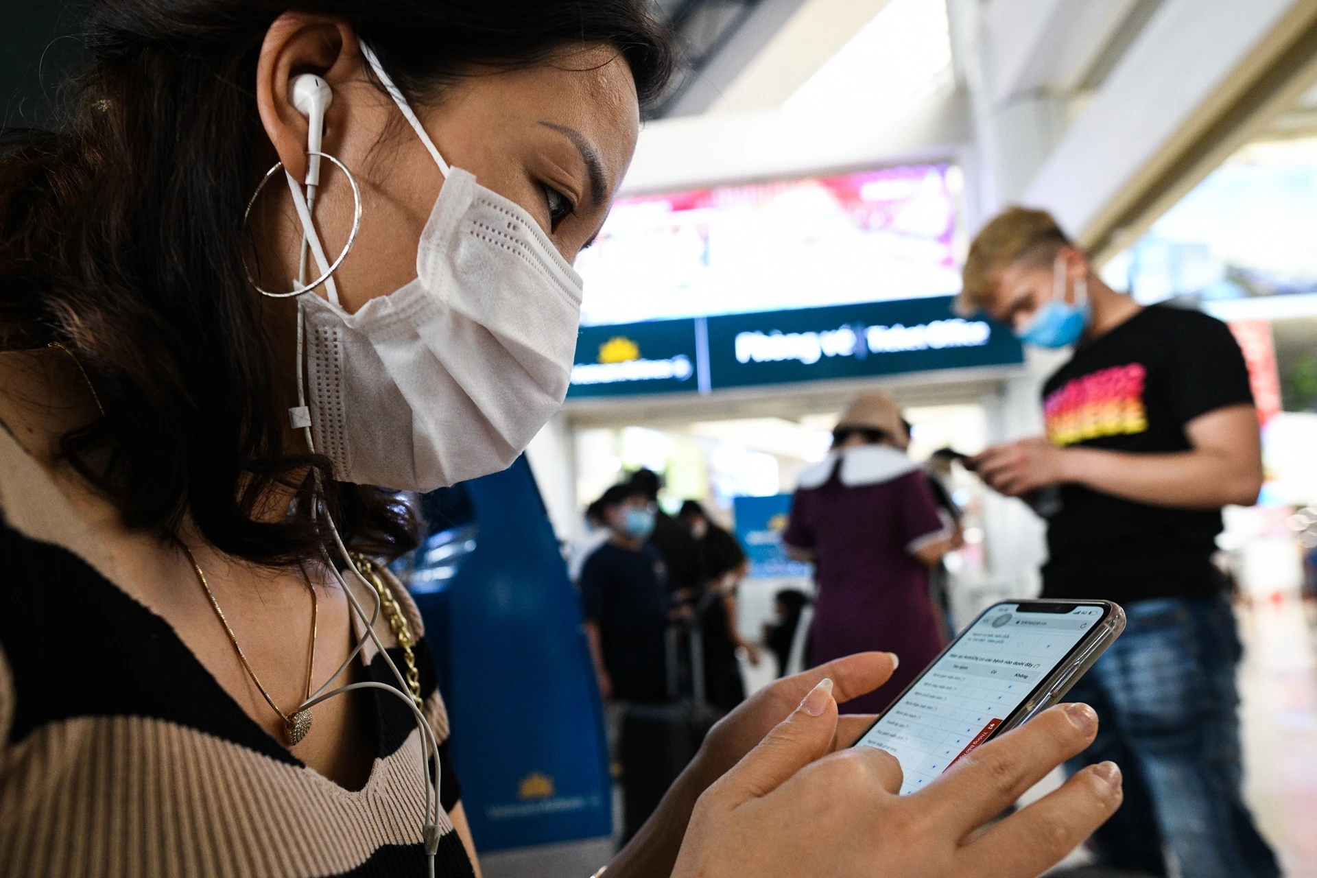 Khai bao y te tai san bay anh 12