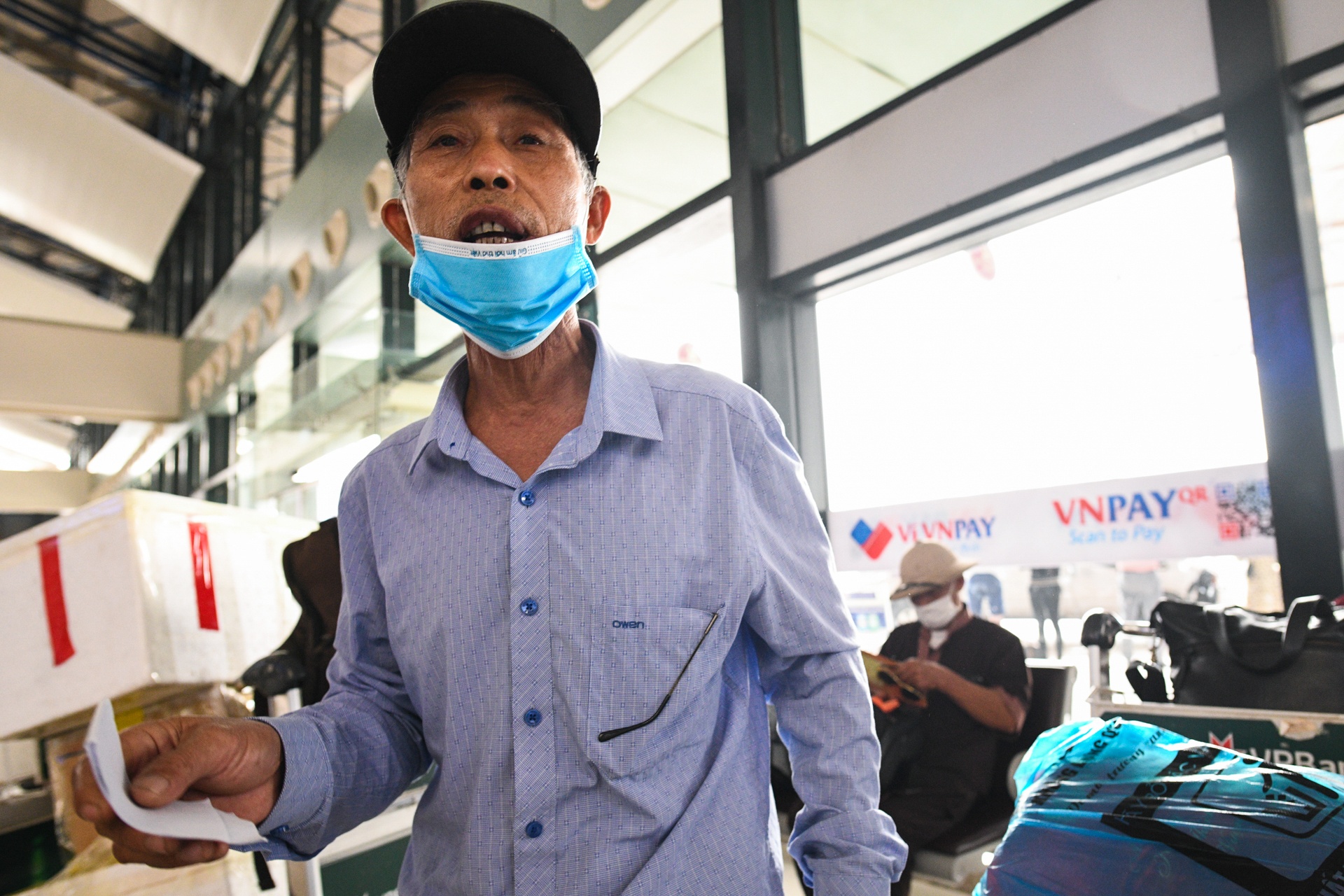 Khai bao y te tai san bay anh 5