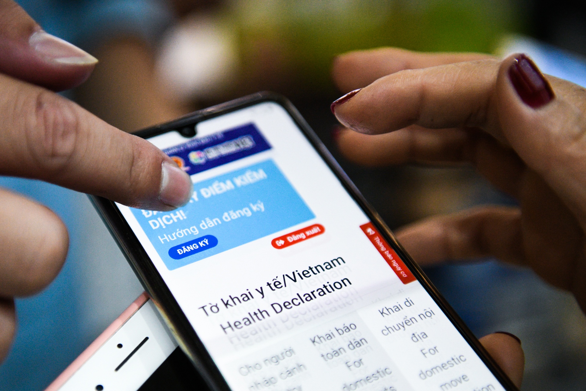 Khai bao y te tai san bay anh 8