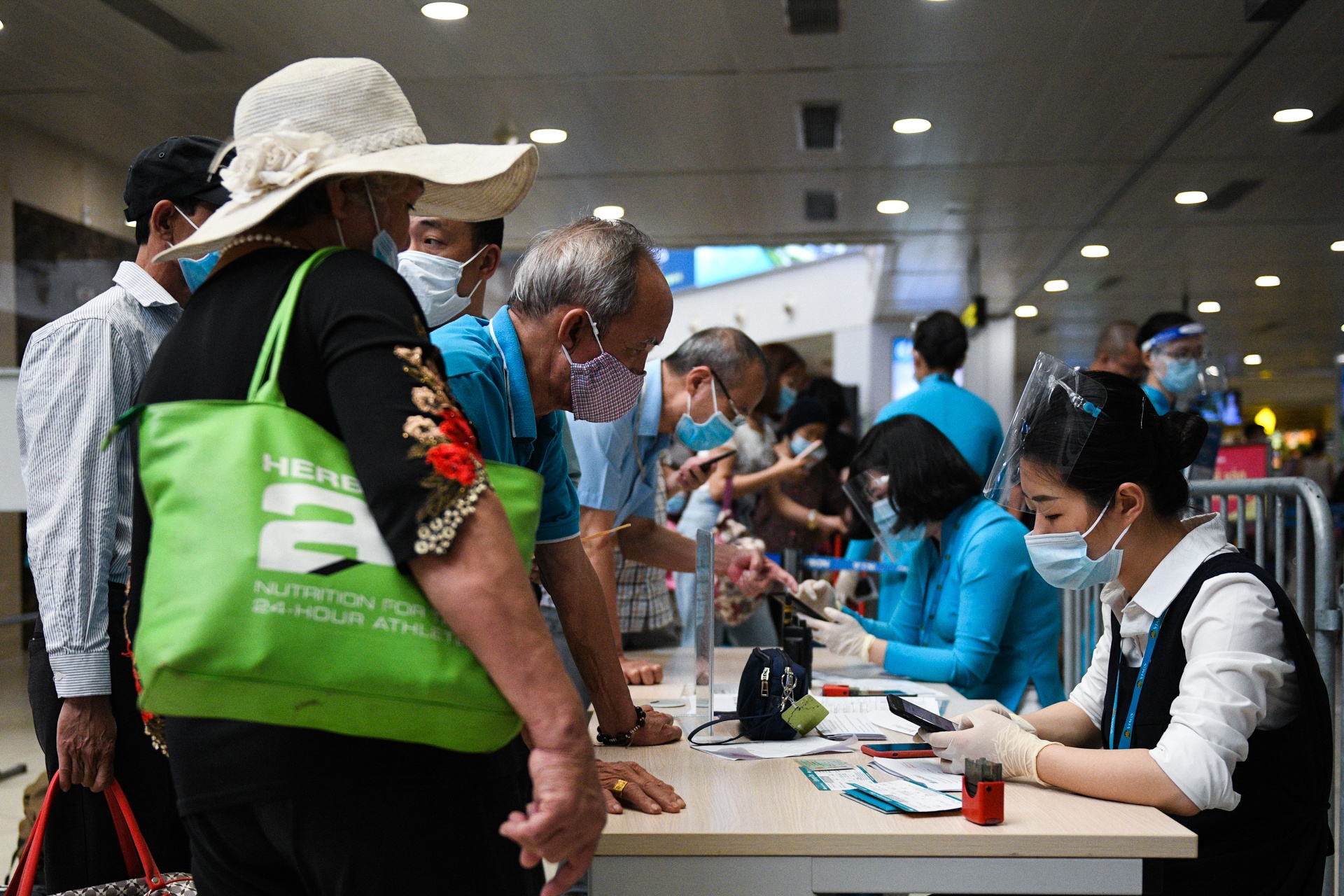 Khai bao y te tai san bay anh 4