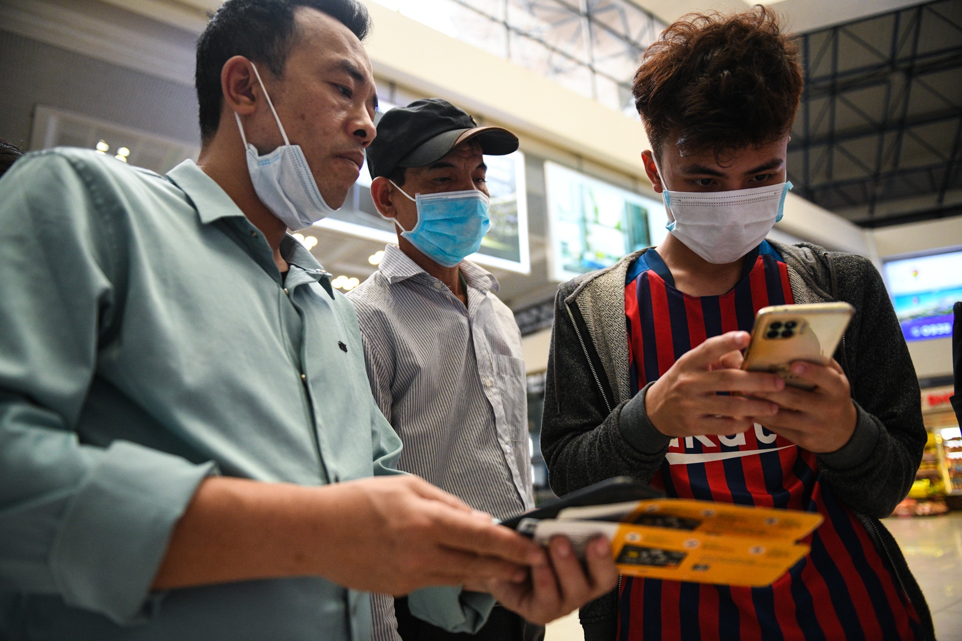 Khai bao y te tai san bay anh 9