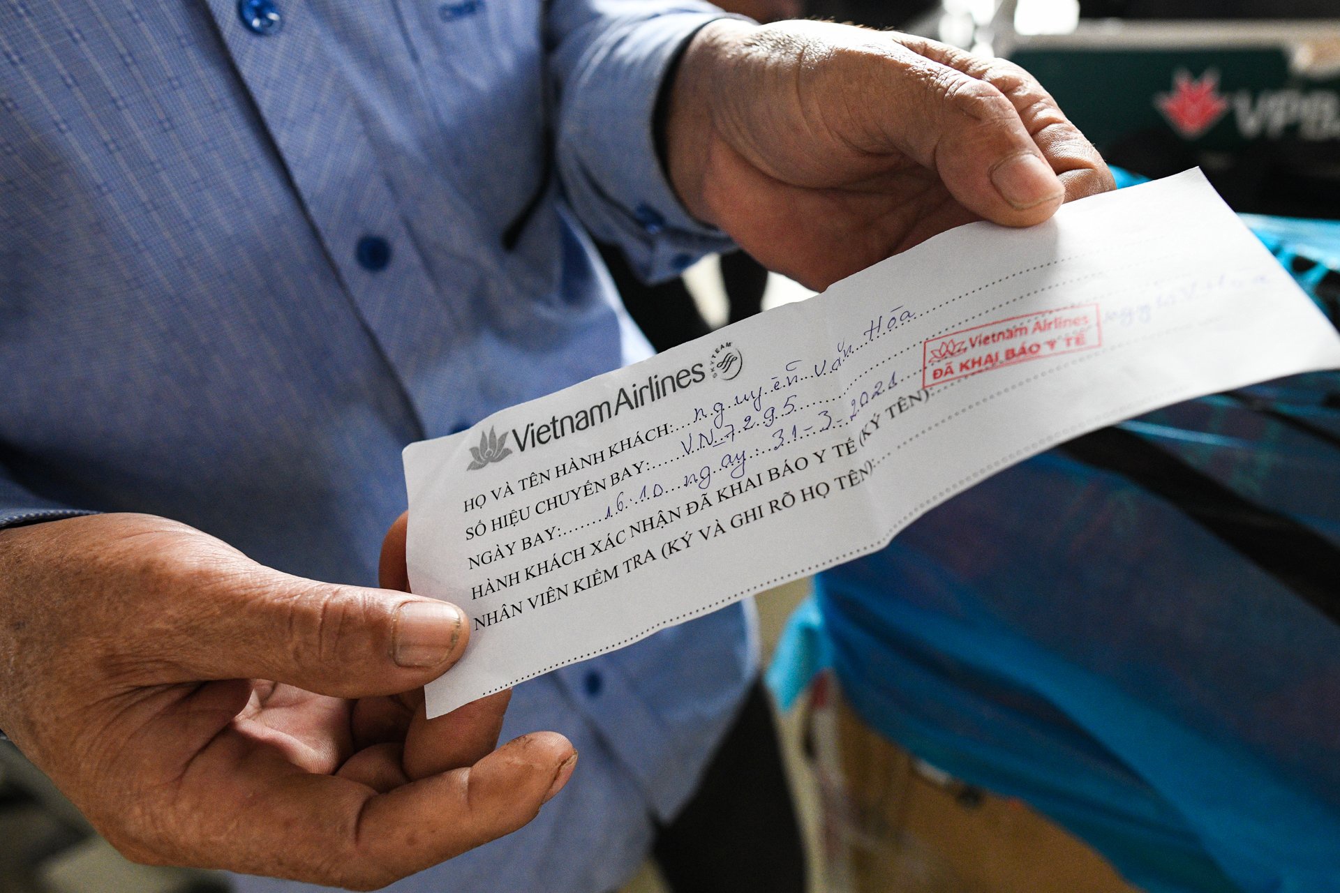 Khai bao y te tai san bay anh 6