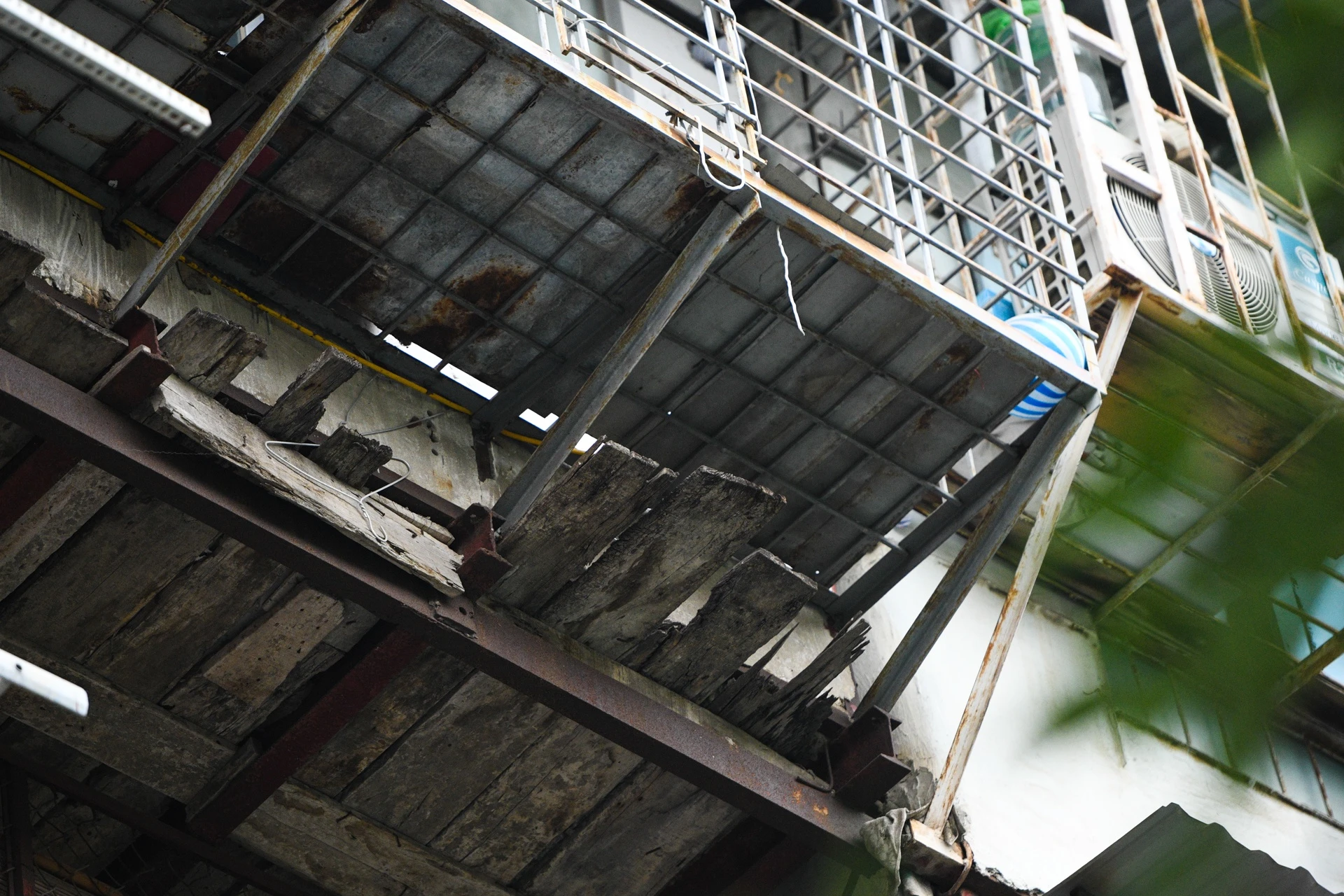 Nguy co chay nha,  loi thoat hiem,  nha ong Ha Noi anh 12