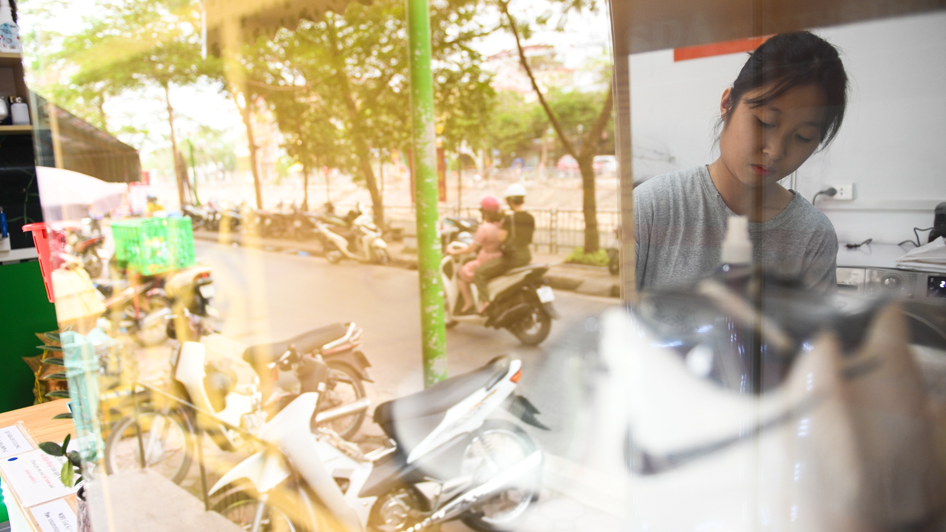 Cô gái người điếc ở tiệm giặt là, bay tới Hàn Quốc, du lịch Hàn Quốc, tiệm giặt là người điếc ảnh 3 Co gai nguoi diec o tiem giat la, bay toi Han Quoc, du lich Han Quoc, tiem giat la nguoi diec anh 3