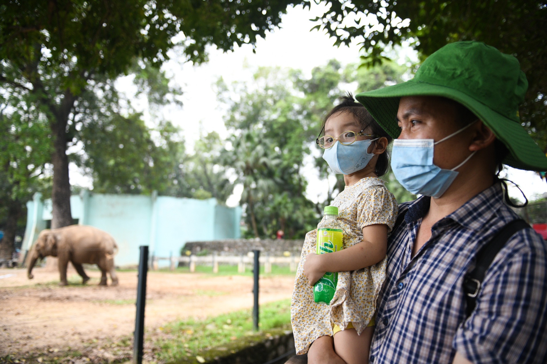 Tre em deo khau trang, trum kin dau di choi ngay le o Ha Noi hinh anh