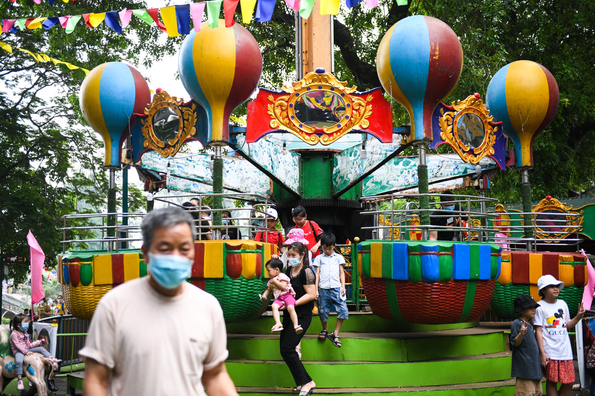 Di choi nghi le,  dich covid tro lai anh 2