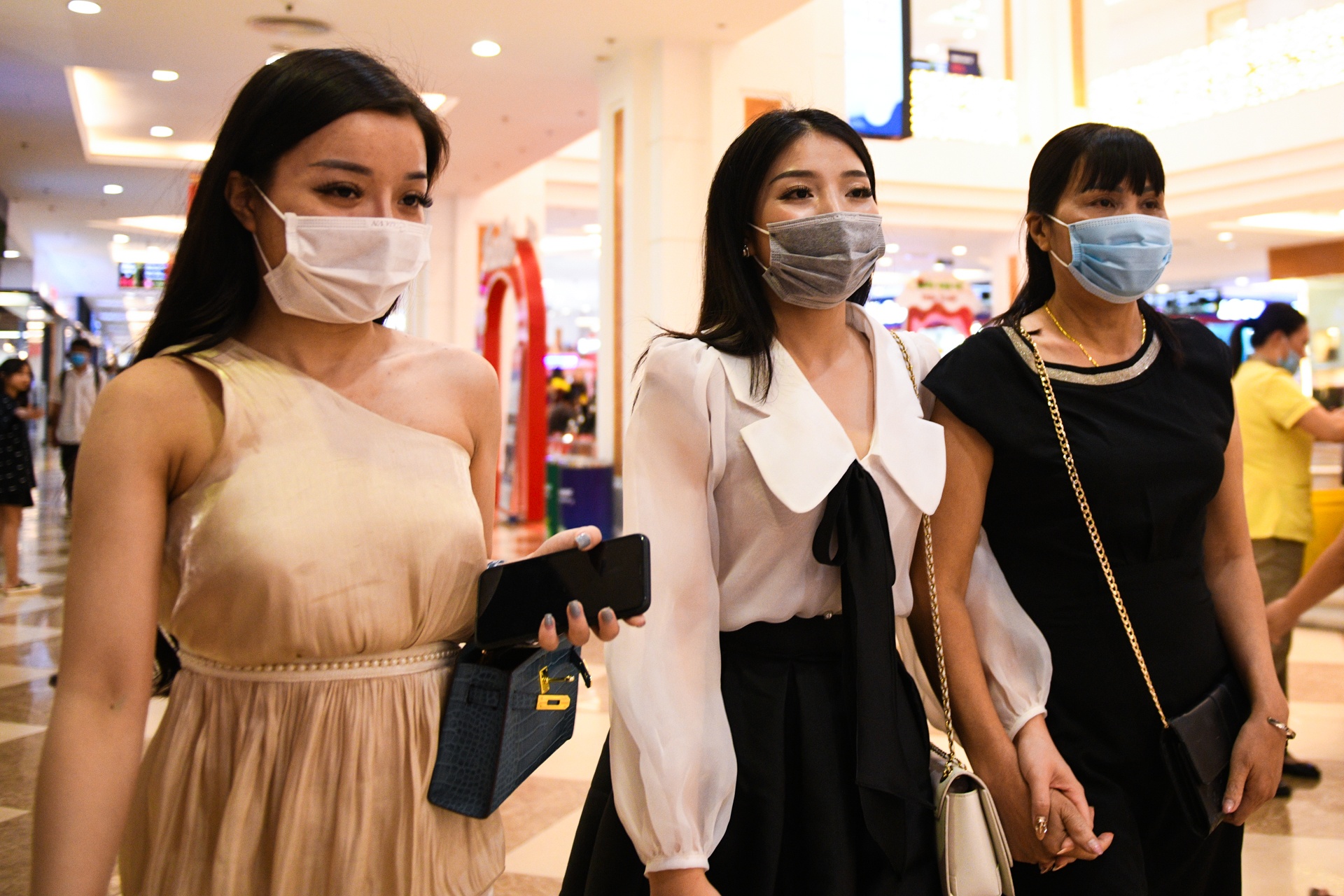 Di choi nghi le,  dich covid tro lai anh 10