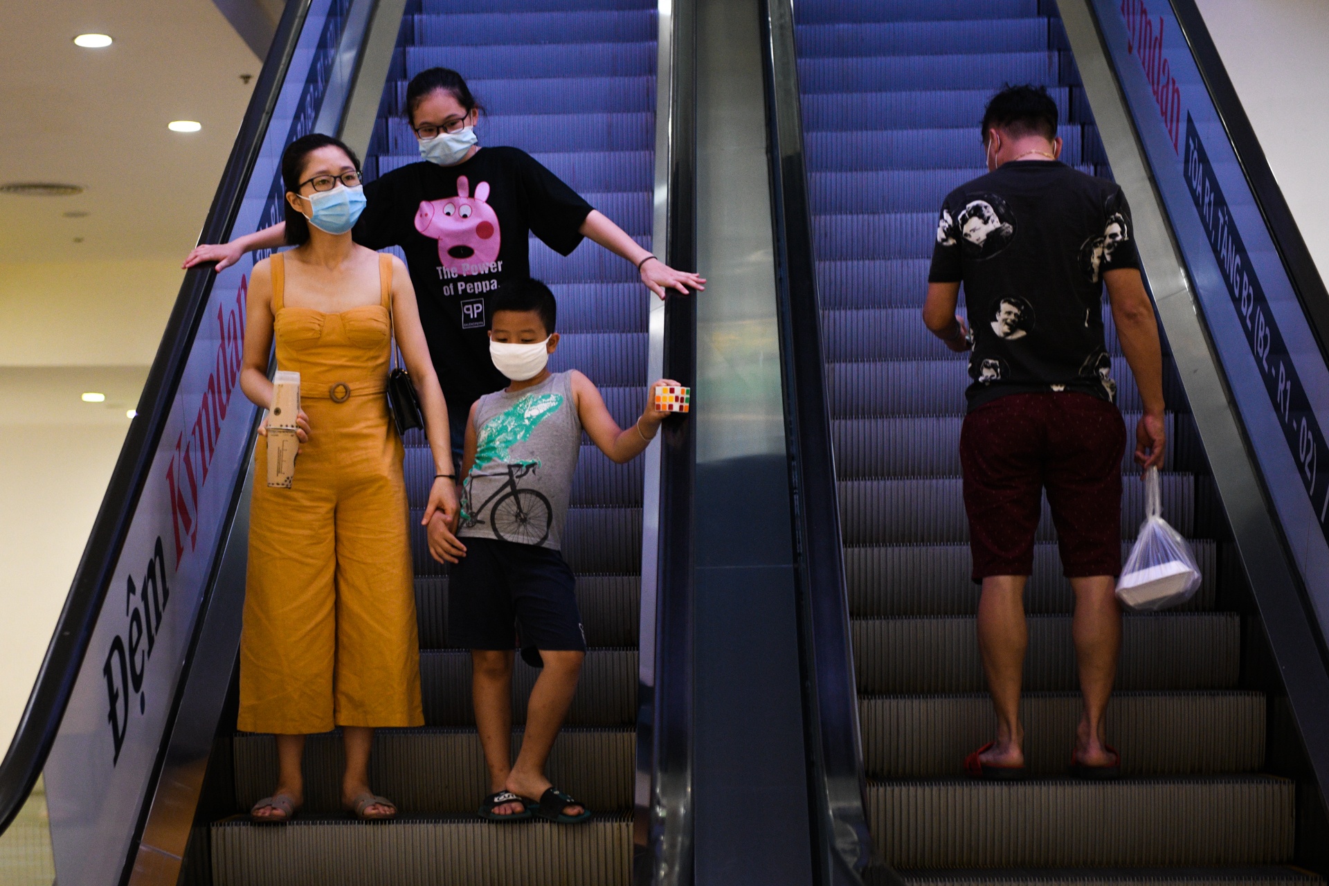 Di choi nghi le,  dich covid tro lai anh 8