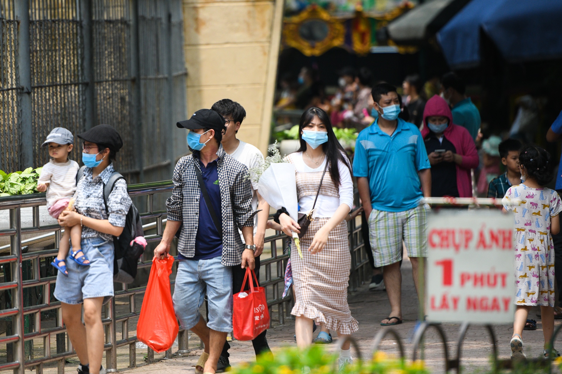 Di choi nghi le,  dich covid tro lai anh 1