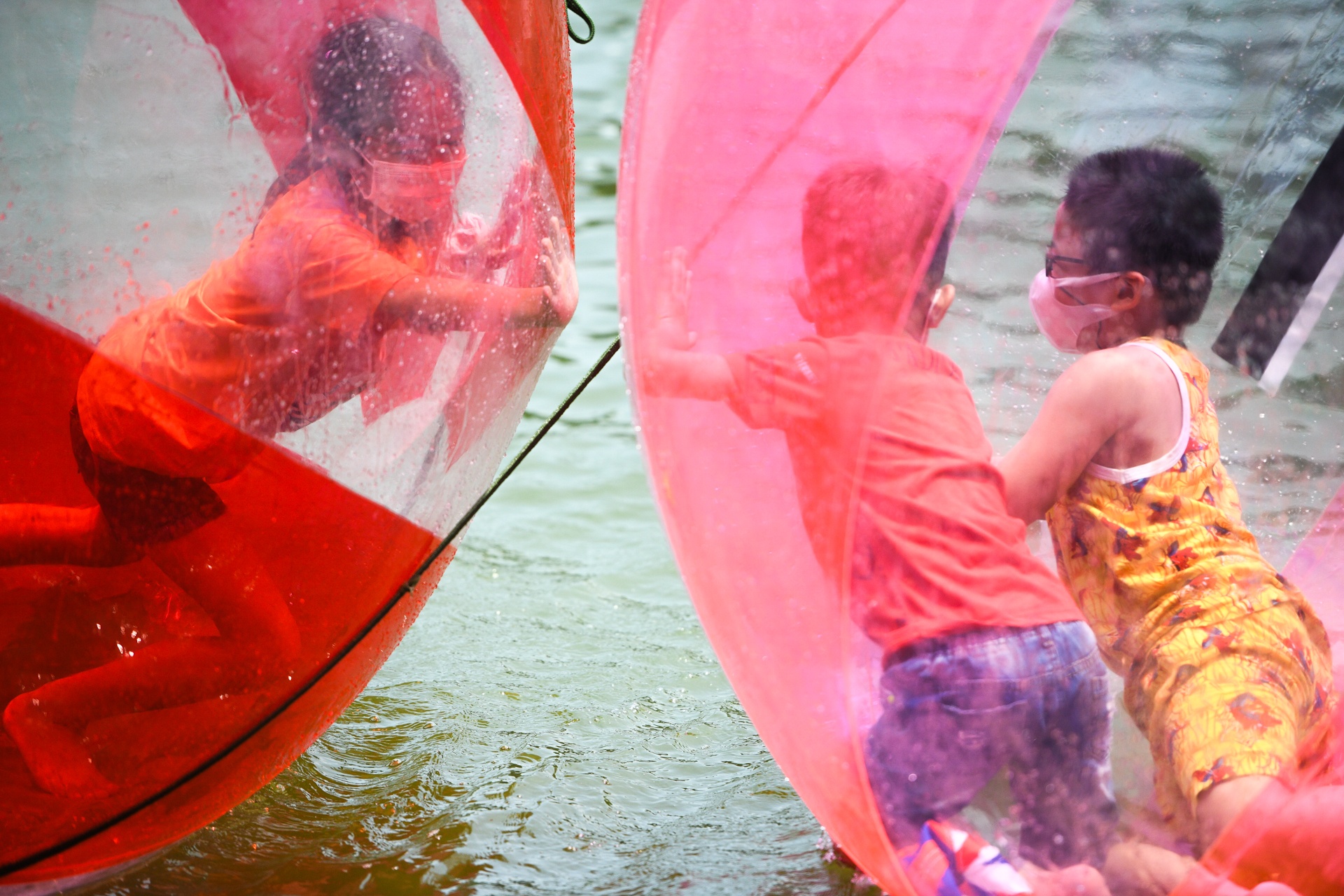 Di choi nghi le,  dich covid tro lai anh 4